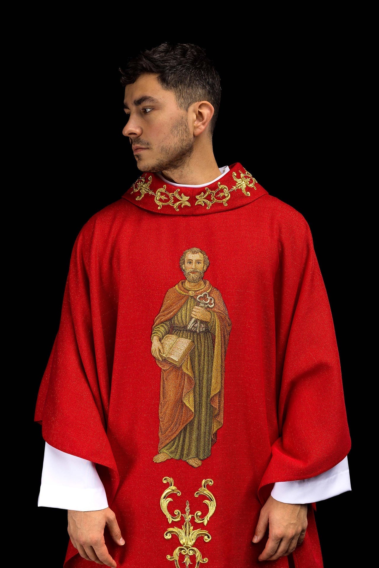 Ornat bogato haftowany z wizerunkiem Świętego Piotra Czerwony - SZATYLITURGICZNE.PL