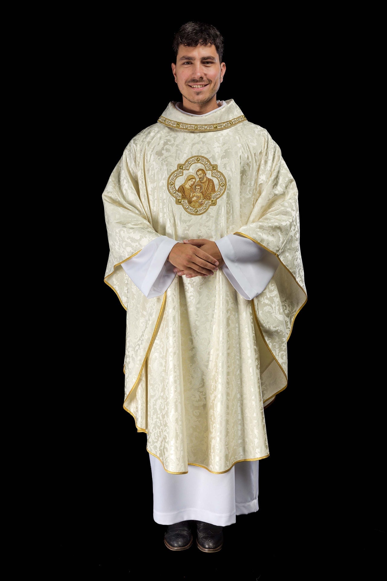 Ornat Bożonarodzeniowy z Haftem Świętej Rodziny Złoty - SZATYLITURGICZNE.PL