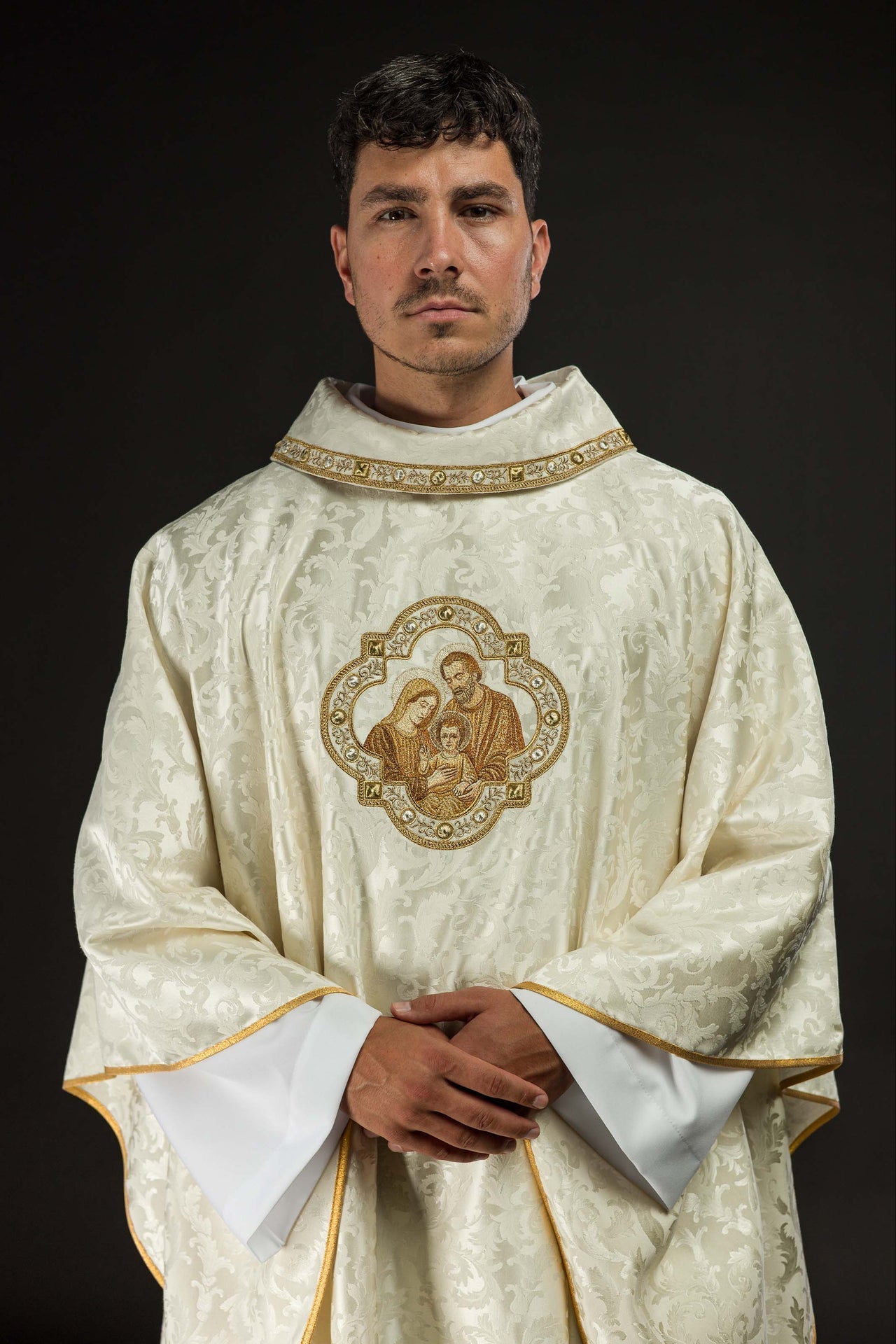 Ornat Bożonarodzeniowy z Haftem Świętej Rodziny Złoty - SZATYLITURGICZNE.PL