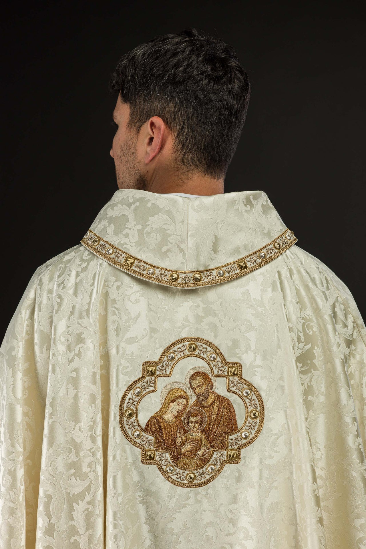 Ornat Bożonarodzeniowy z Haftem Świętej Rodziny Złoty - SZATYLITURGICZNE.PL