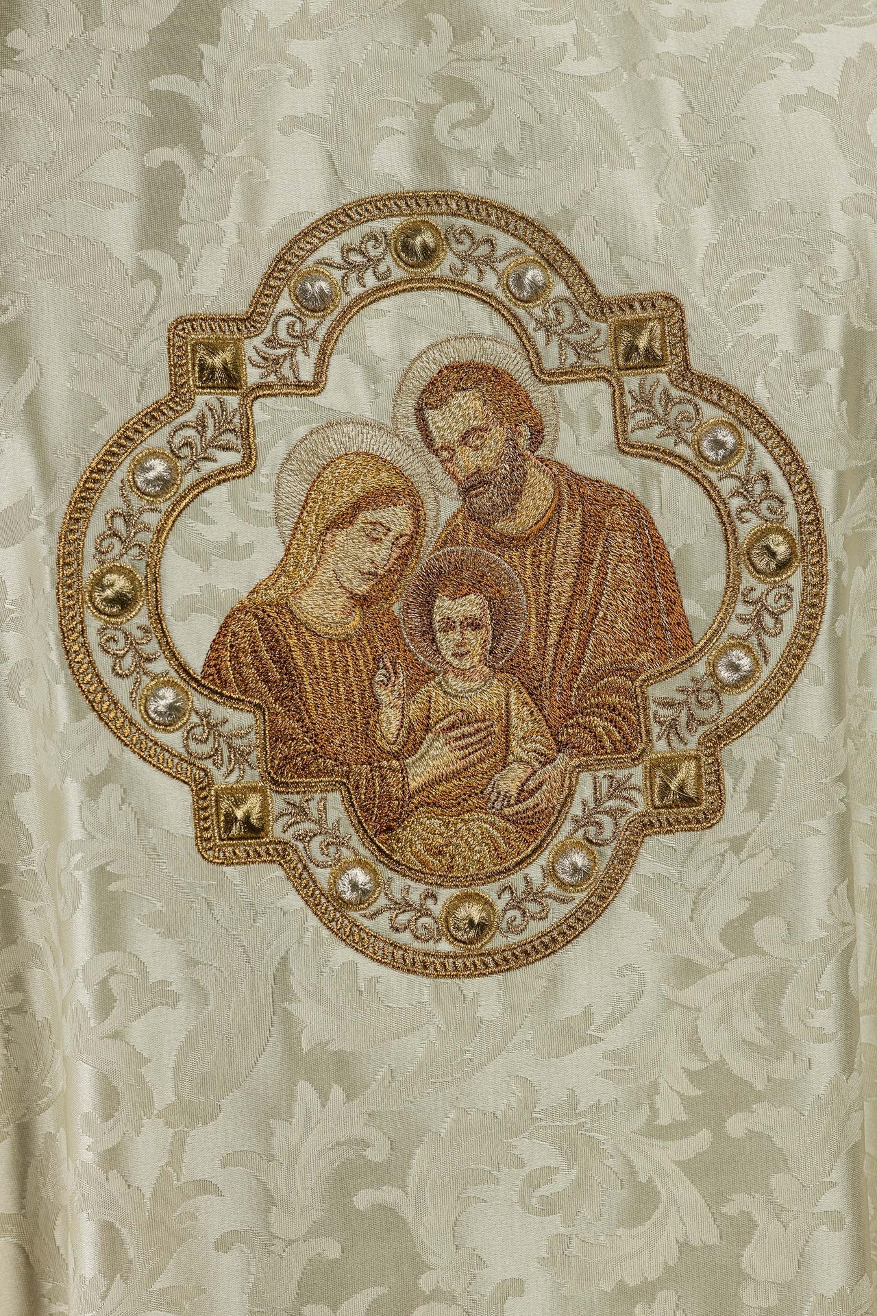 Ornat Bożonarodzeniowy z Haftem Świętej Rodziny Złoty - SZATYLITURGICZNE.PL