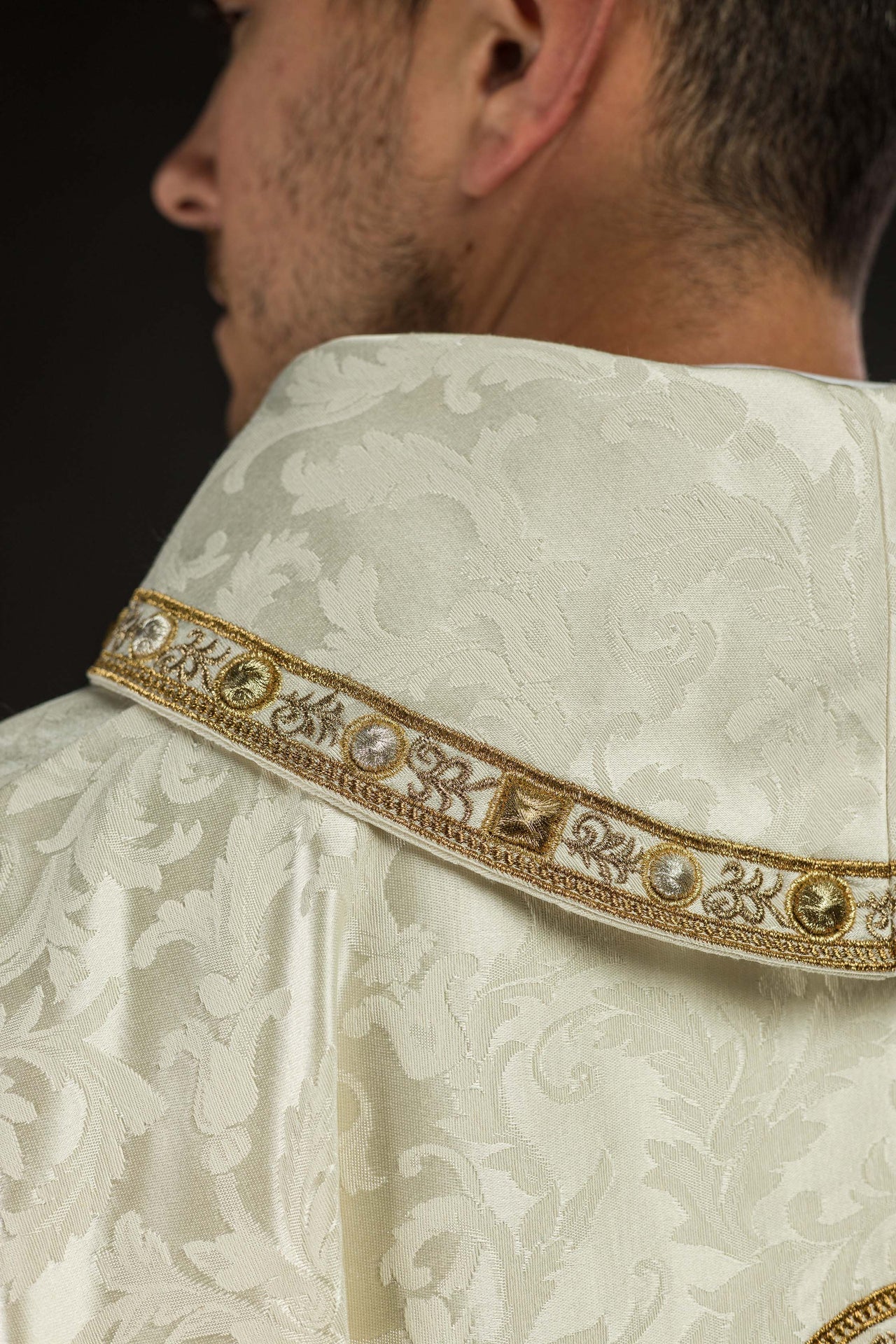 Ornat Bożonarodzeniowy z Haftem Świętej Rodziny Złoty - SZATYLITURGICZNE.PL