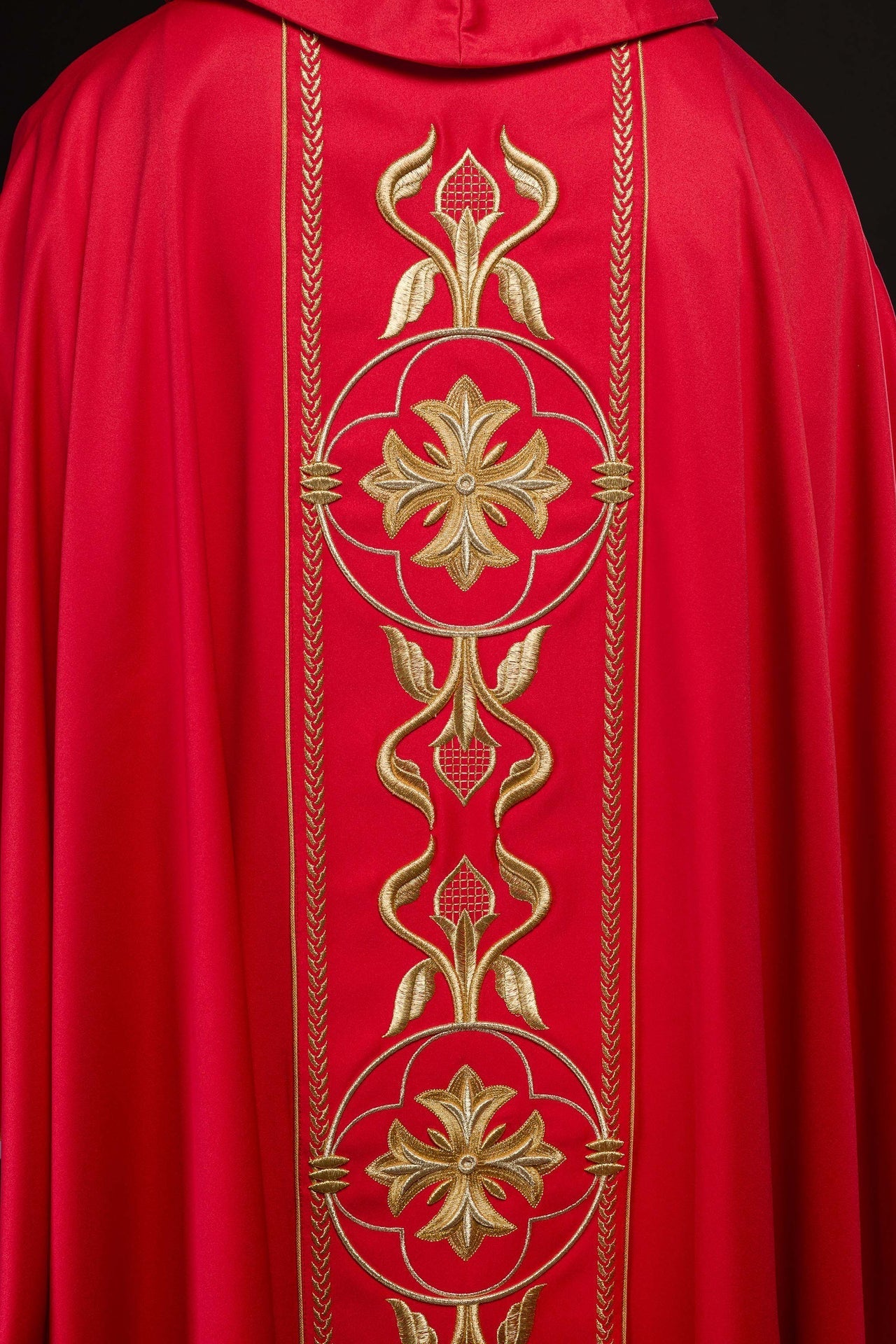 Ornat Czerwony Haftowany Złotą Rozetą - Polski Produkt - SZATYLITURGICZNE.PL