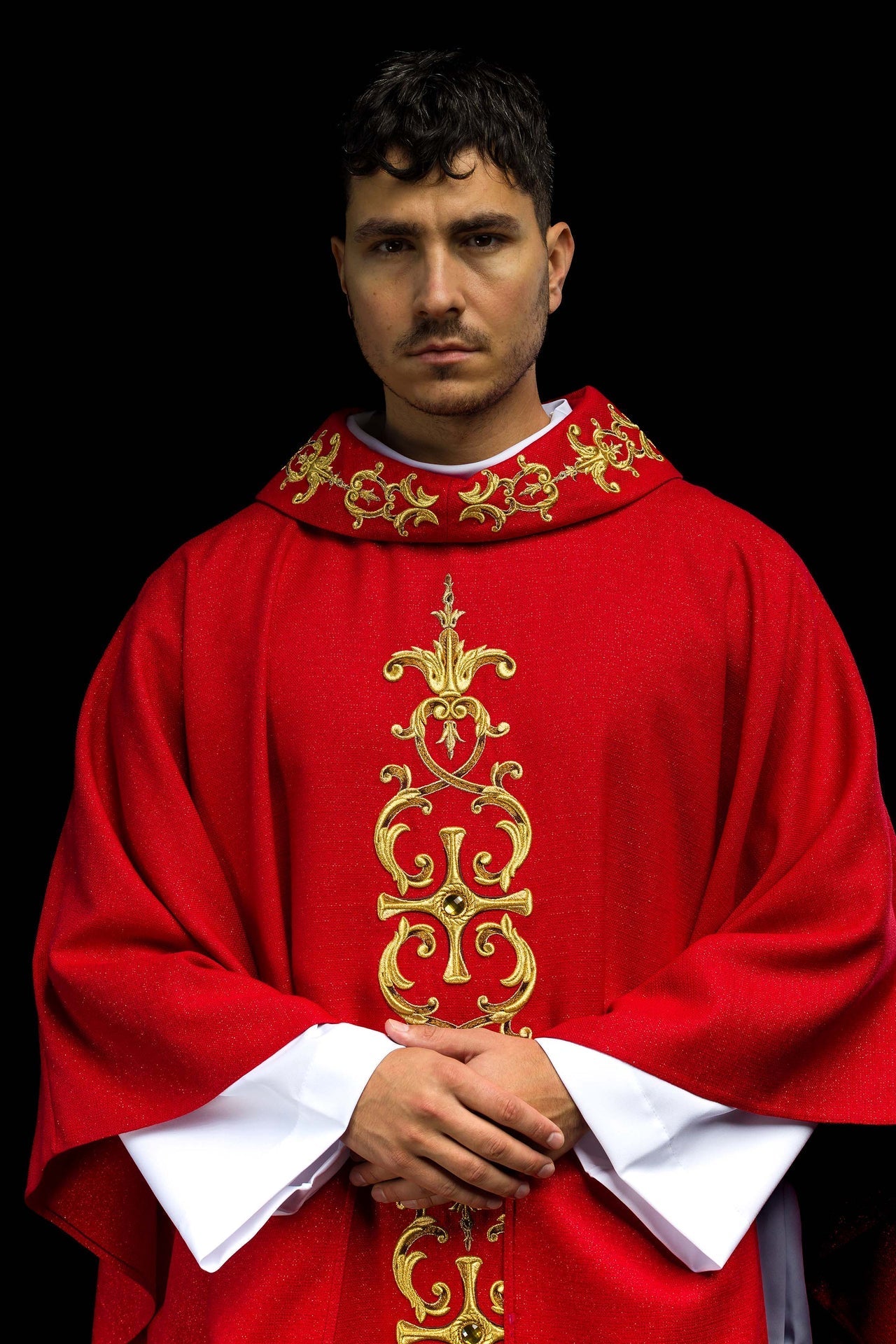 Ornat Czerwony Haftowany Złotem i Kamieniami - Polski Produkt - SZATYLITURGICZNE.PL