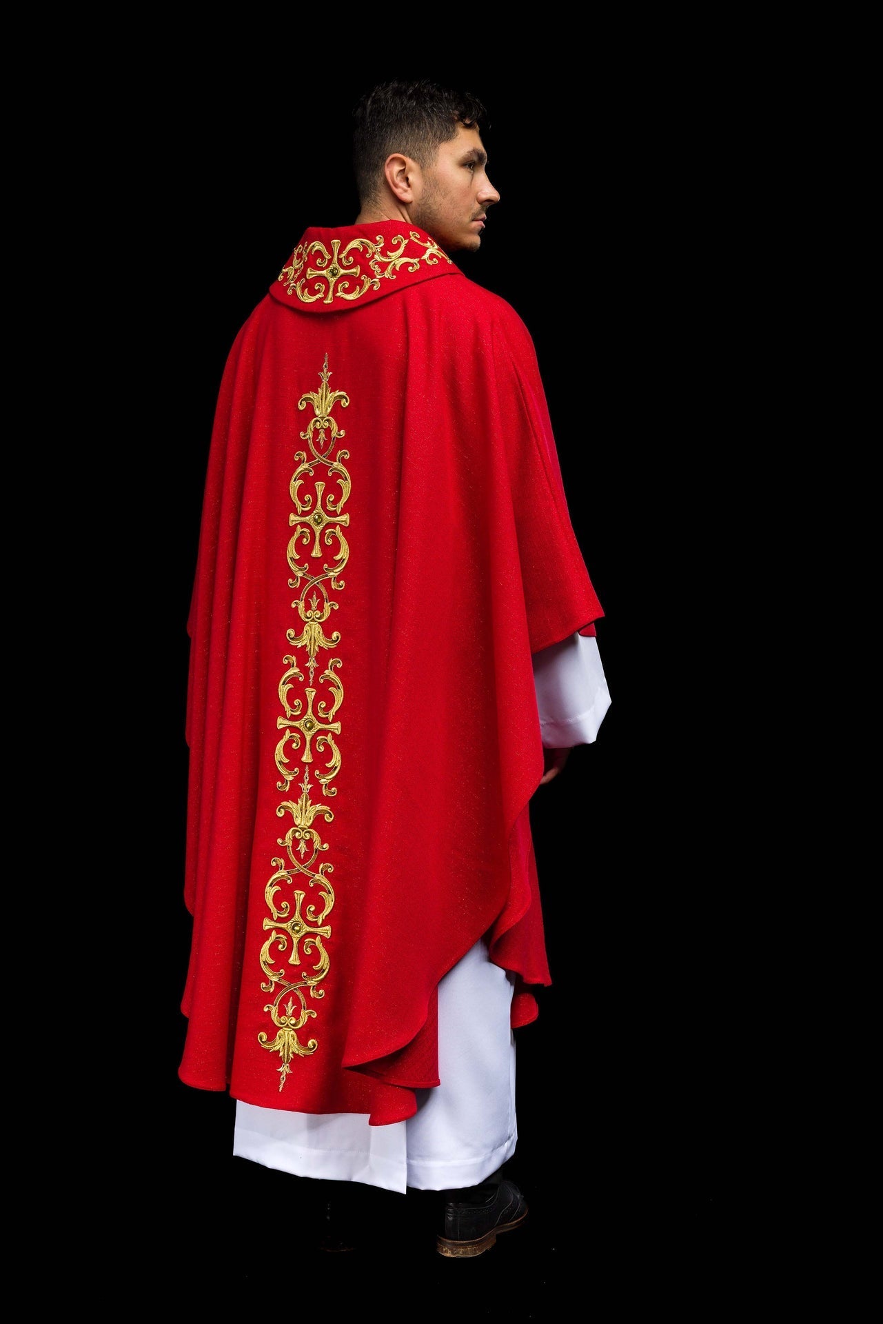 Ornat Czerwony Haftowany Złotem i Kamieniami - Polski Produkt - SZATYLITURGICZNE.PL