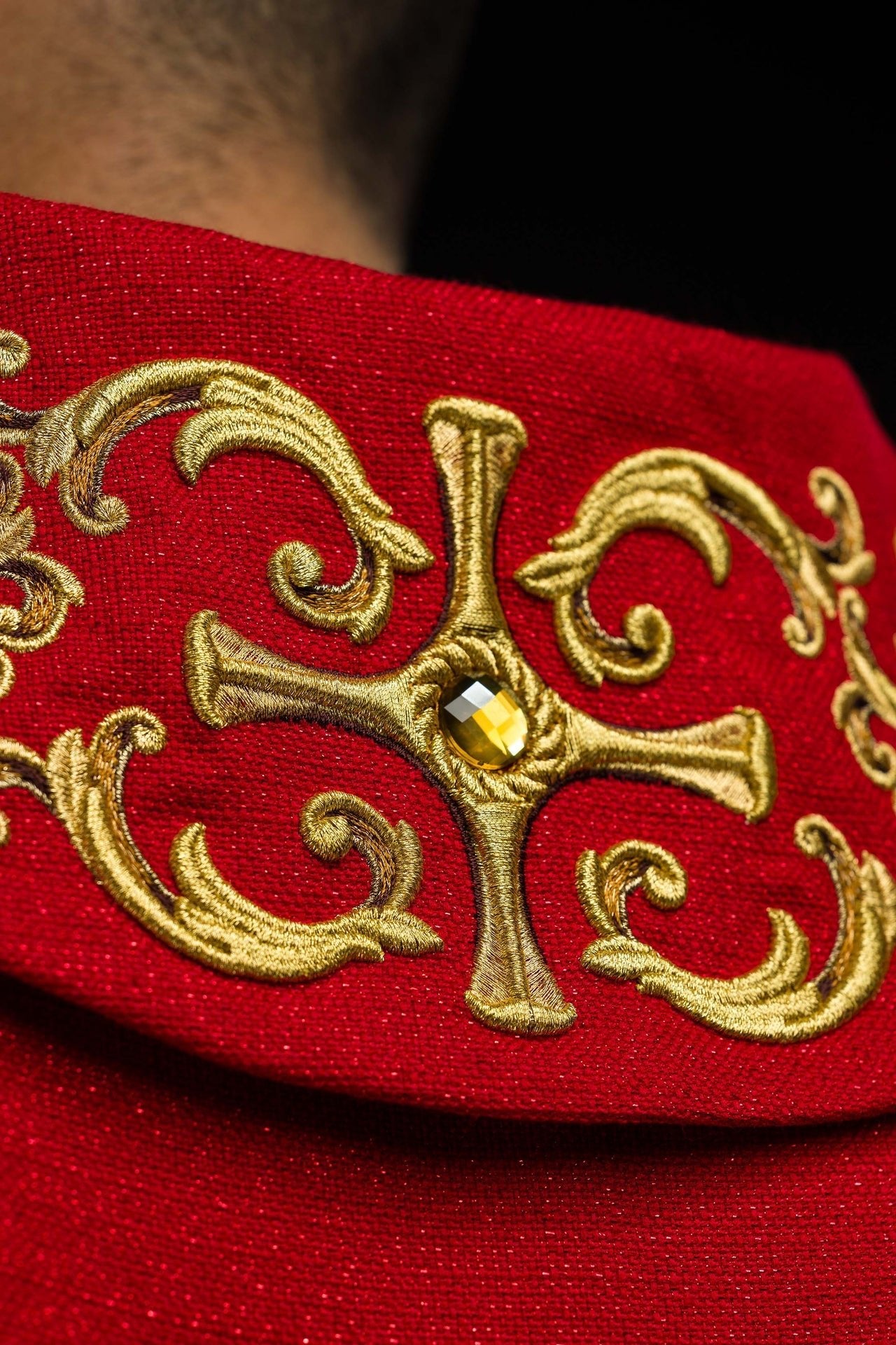 Ornat Czerwony Haftowany Złotem i Kamieniami - Polski Produkt - SZATYLITURGICZNE.PL