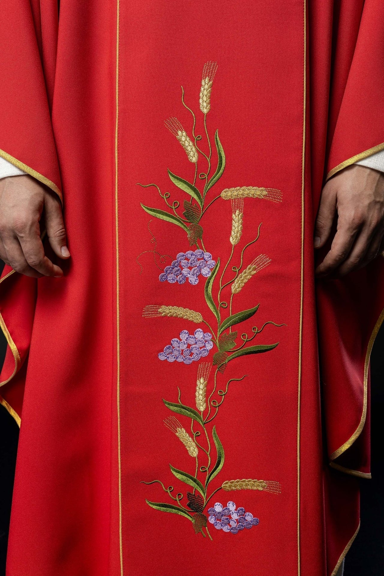 Ornat Czerwony IHS i Kłosy Złoty Pas - Szaty Liturgiczne - SZATYLITURGICZNE.PL