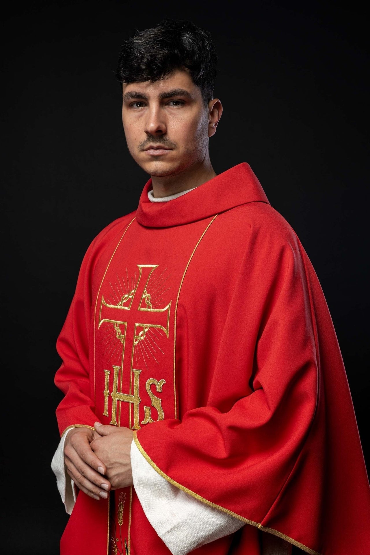 Ornat Czerwony IHS i Kłosy Złoty Pas - Szaty Liturgiczne - SZATYLITURGICZNE.PL