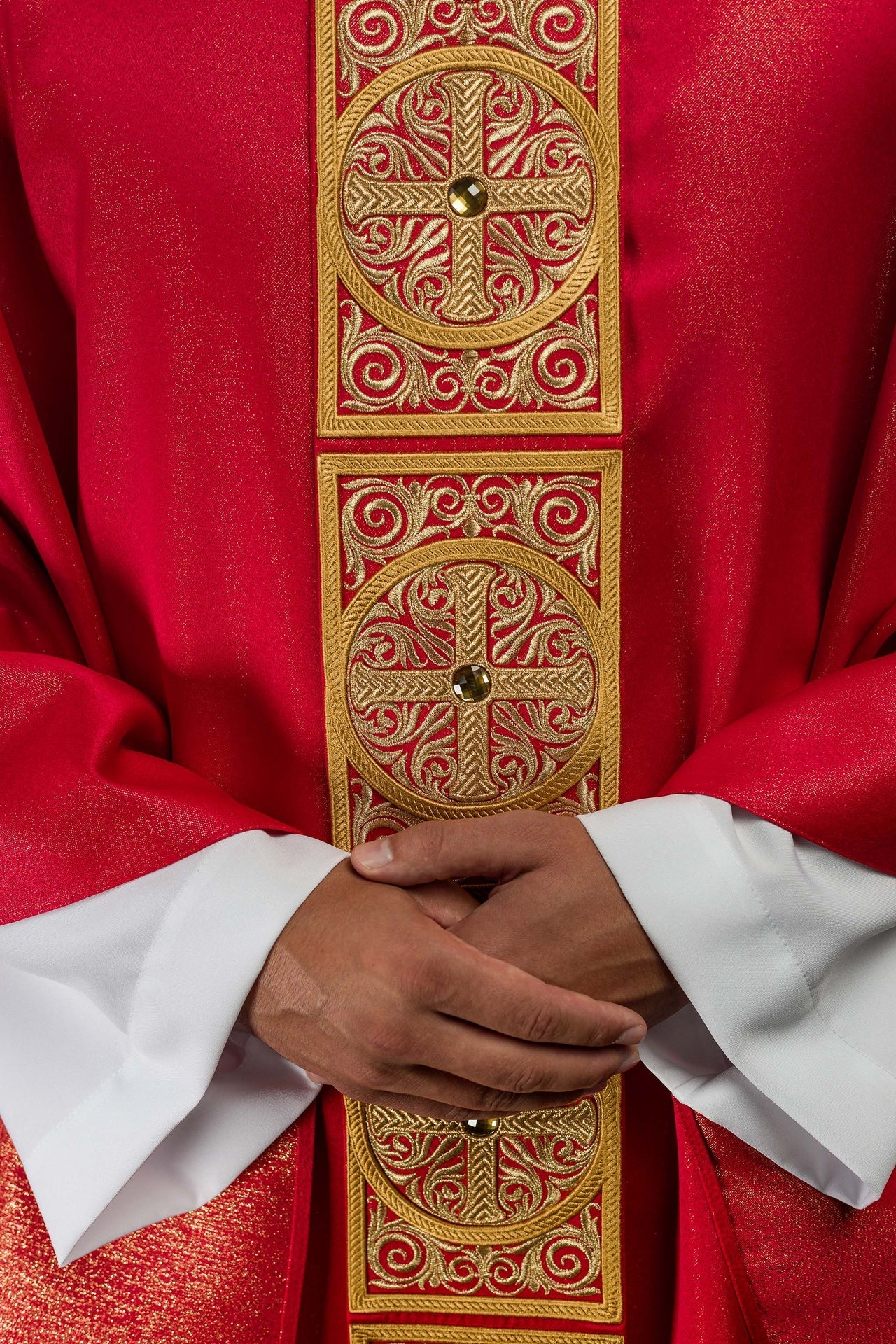 Ornat Czerwony z Haftem i Kamieniami Fasetowanymi - Polski Produkt - SZATYLITURGICZNE.PL