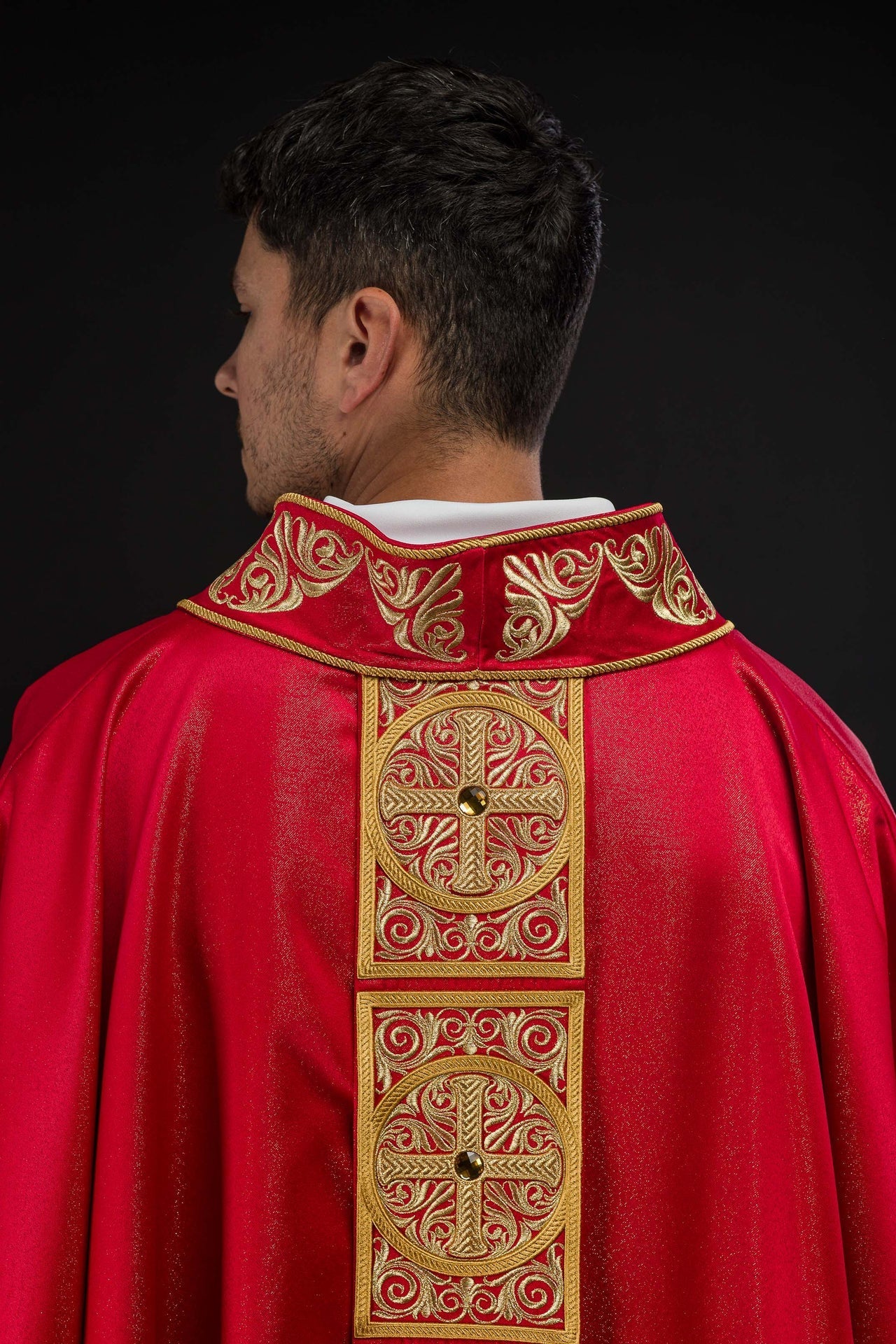 Ornat Czerwony z Haftem i Kamieniami Fasetowanymi - Polski Produkt - SZATYLITURGICZNE.PL