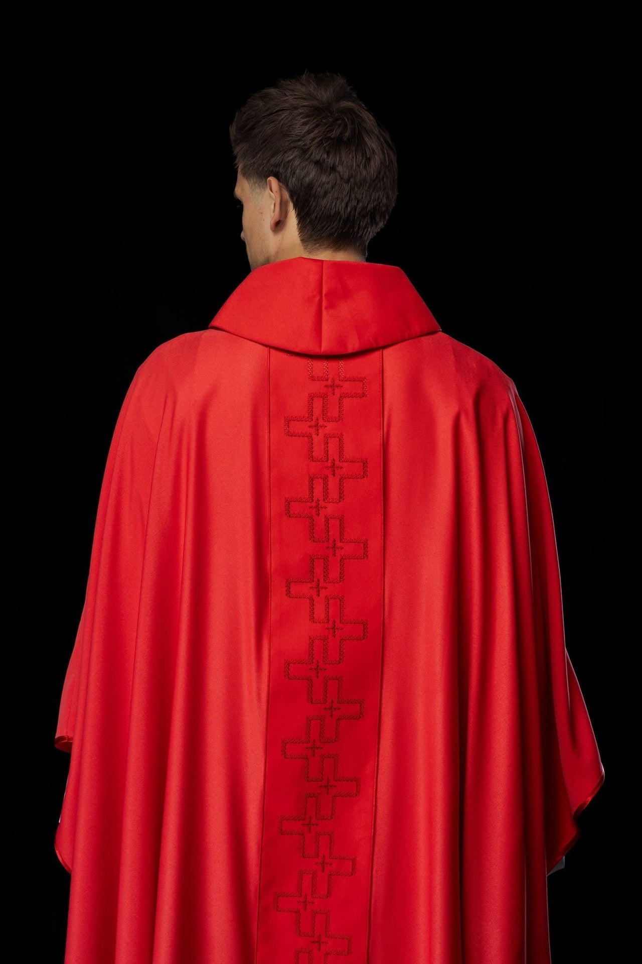 Ornat Czerwony z Haftem Krzyży - Elegancki Strój Liturgiczny - SZATYLITURGICZNE.PL
