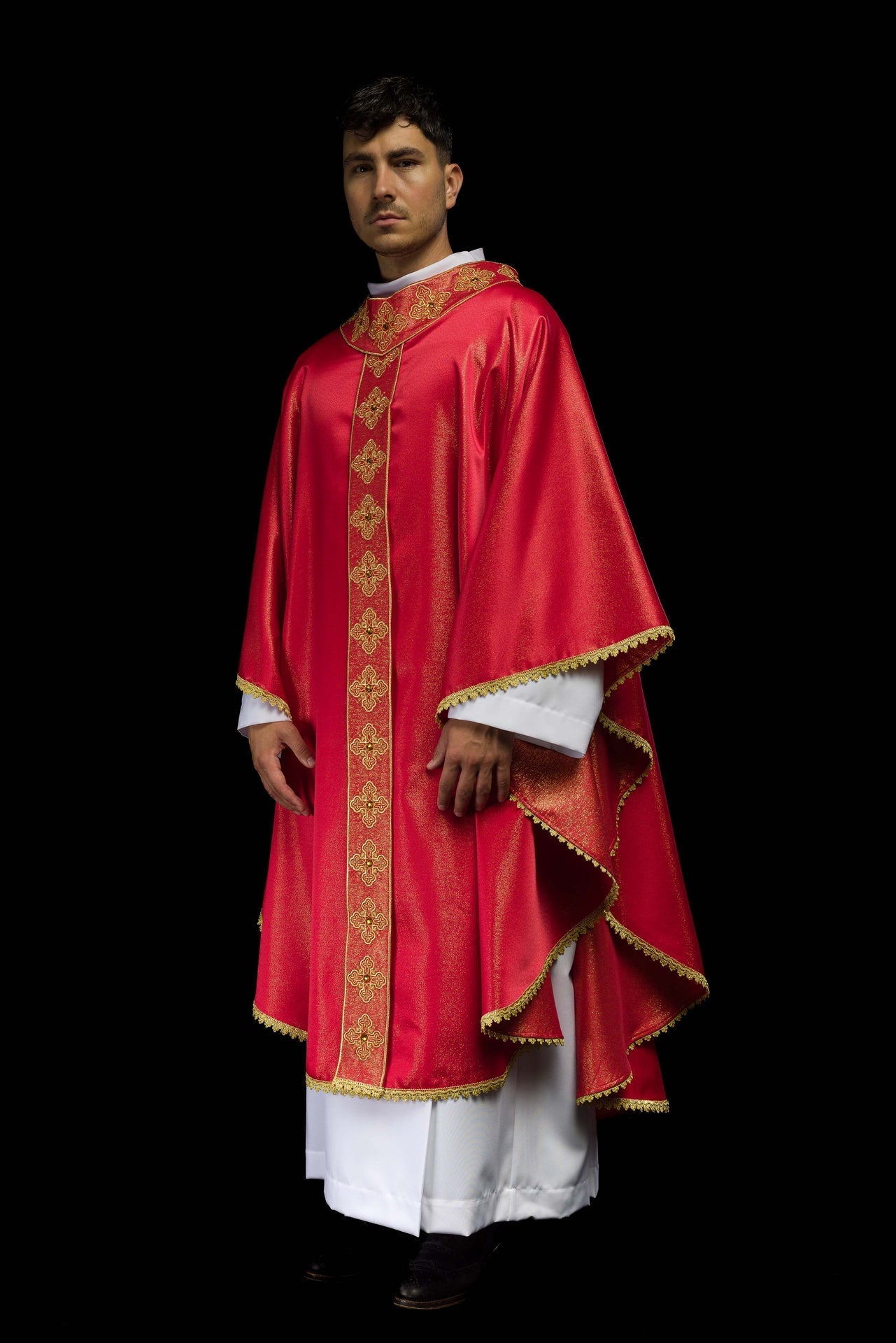 Ornat Czerwony z Haftem Krzyży i Kamieniami - Elegancki Strój Liturgiczny - SZATYLITURGICZNE.PL
