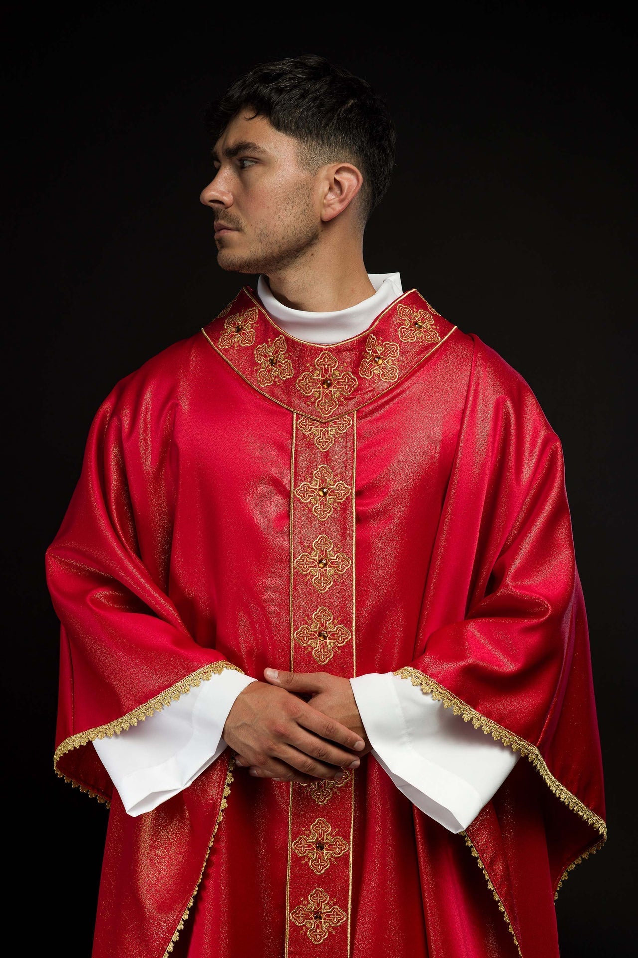 Ornat Czerwony z Haftem Krzyży i Kamieniami - Elegancki Strój Liturgiczny - SZATYLITURGICZNE.PL