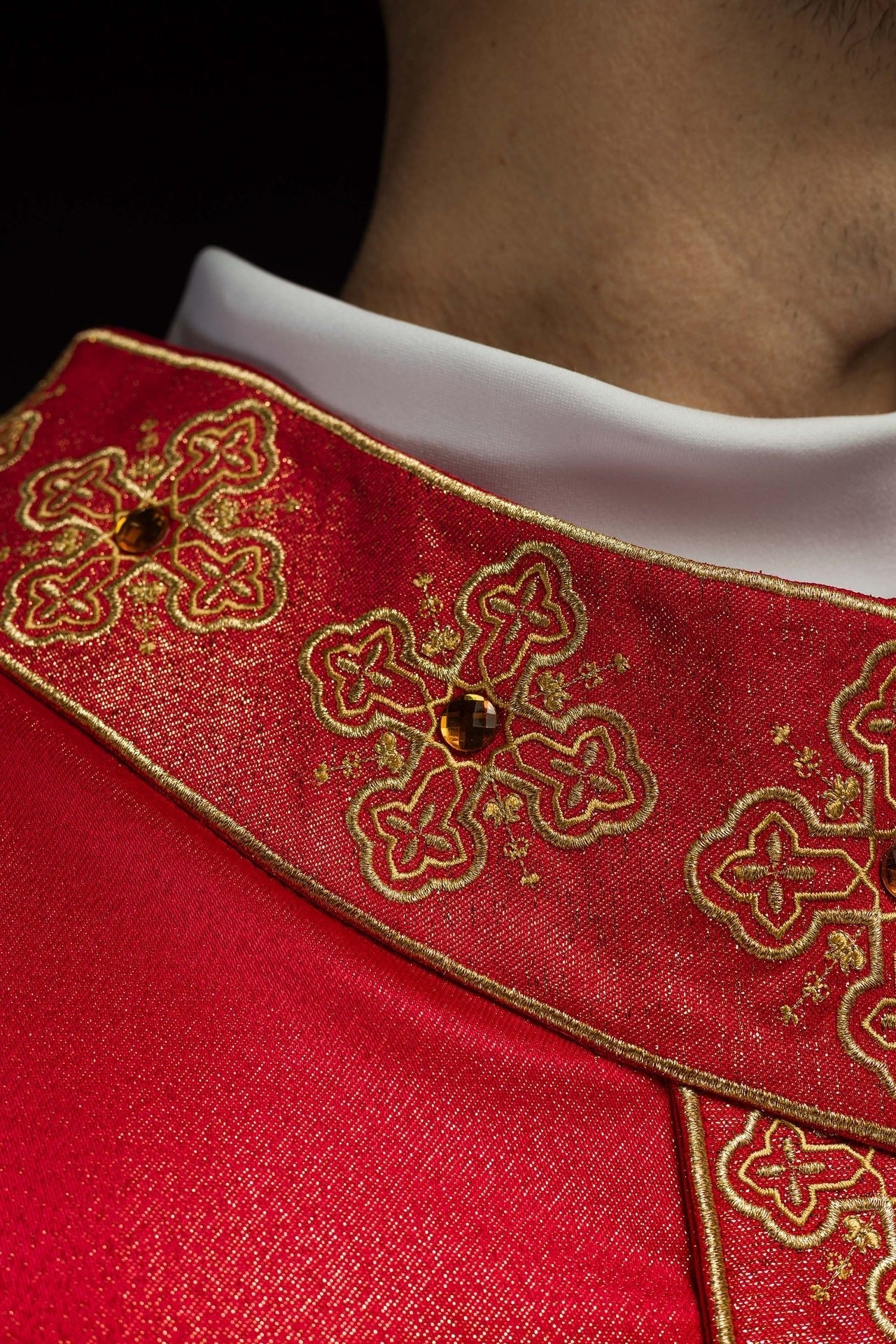 Ornat Czerwony z Haftem Krzyży i Kamieniami - Elegancki Strój Liturgiczny - SZATYLITURGICZNE.PL
