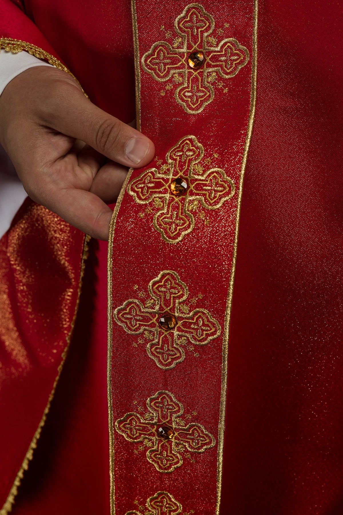 Ornat Czerwony z Haftem Krzyży i Kamieniami - Elegancki Strój Liturgiczny - SZATYLITURGICZNE.PL