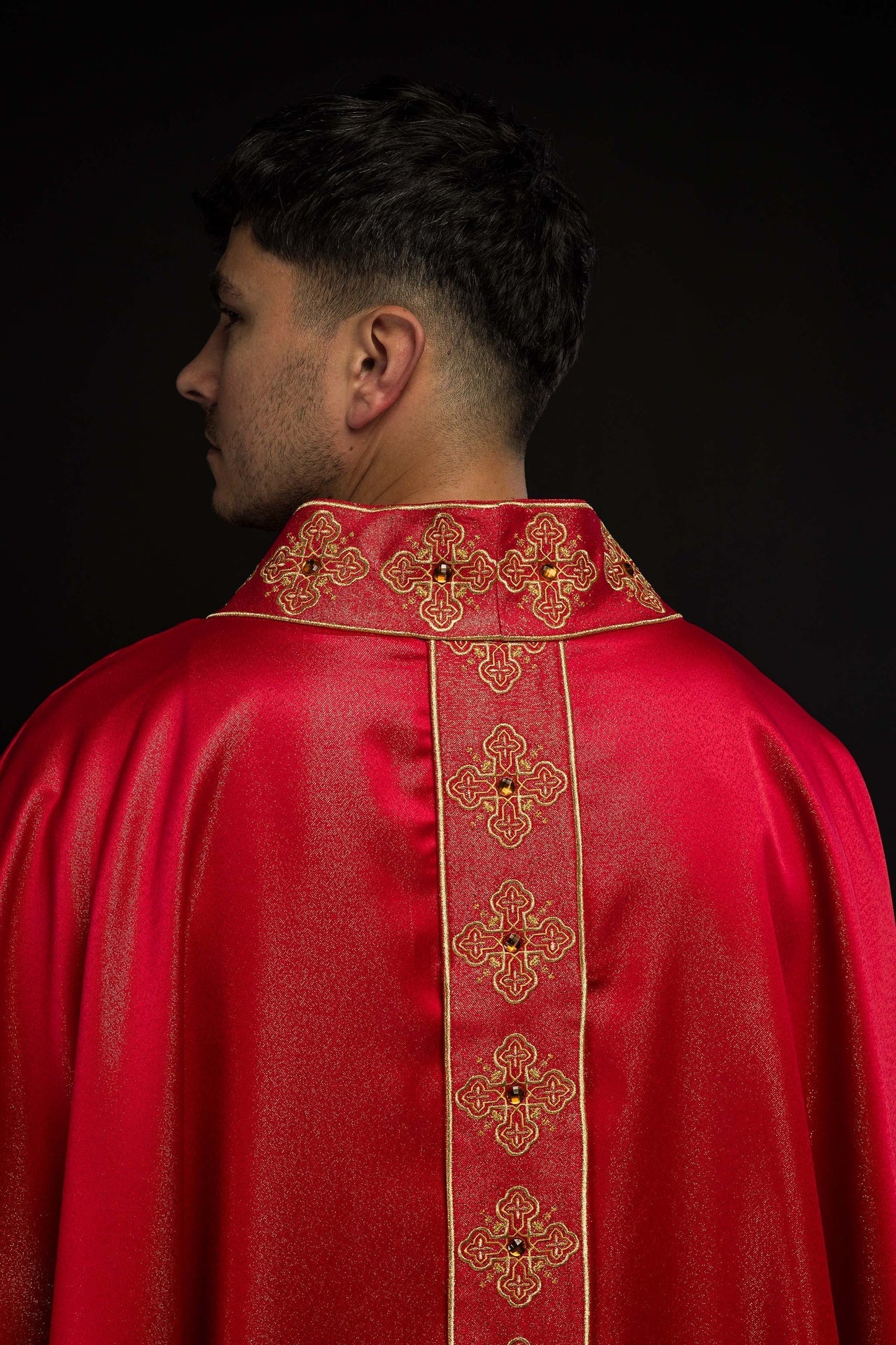 Ornat Czerwony z Haftem Krzyży i Kamieniami - Elegancki Strój Liturgiczny - SZATYLITURGICZNE.PL