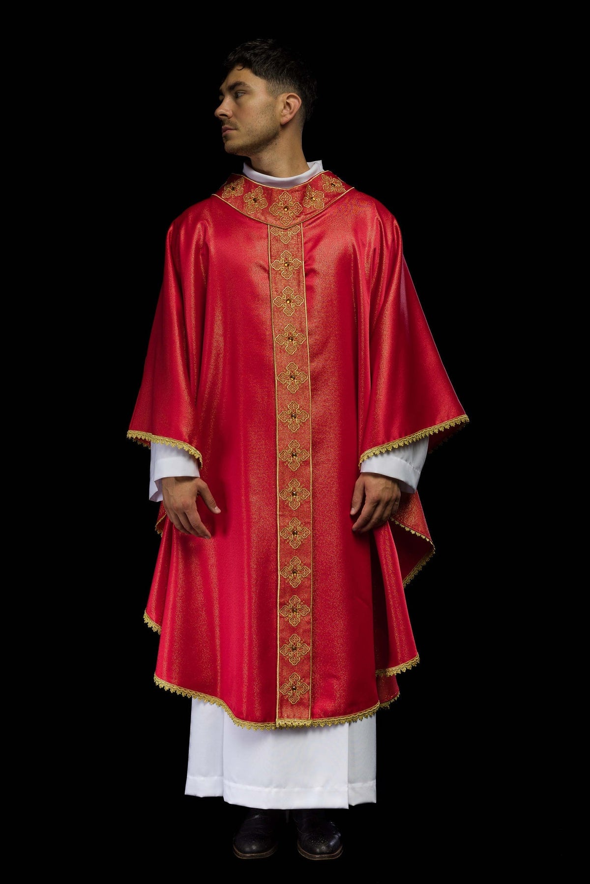 Ornat Czerwony z Haftem Krzyży i Kamieniami - Elegancki Strój Liturgiczny - SZATYLITURGICZNE.PL