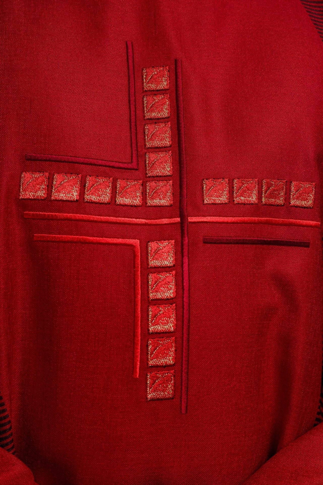 Ornat Czerwony z Haftowanym Krzyżem - Elegancki Strój Liturgiczny - SZATYLITURGICZNE.PL