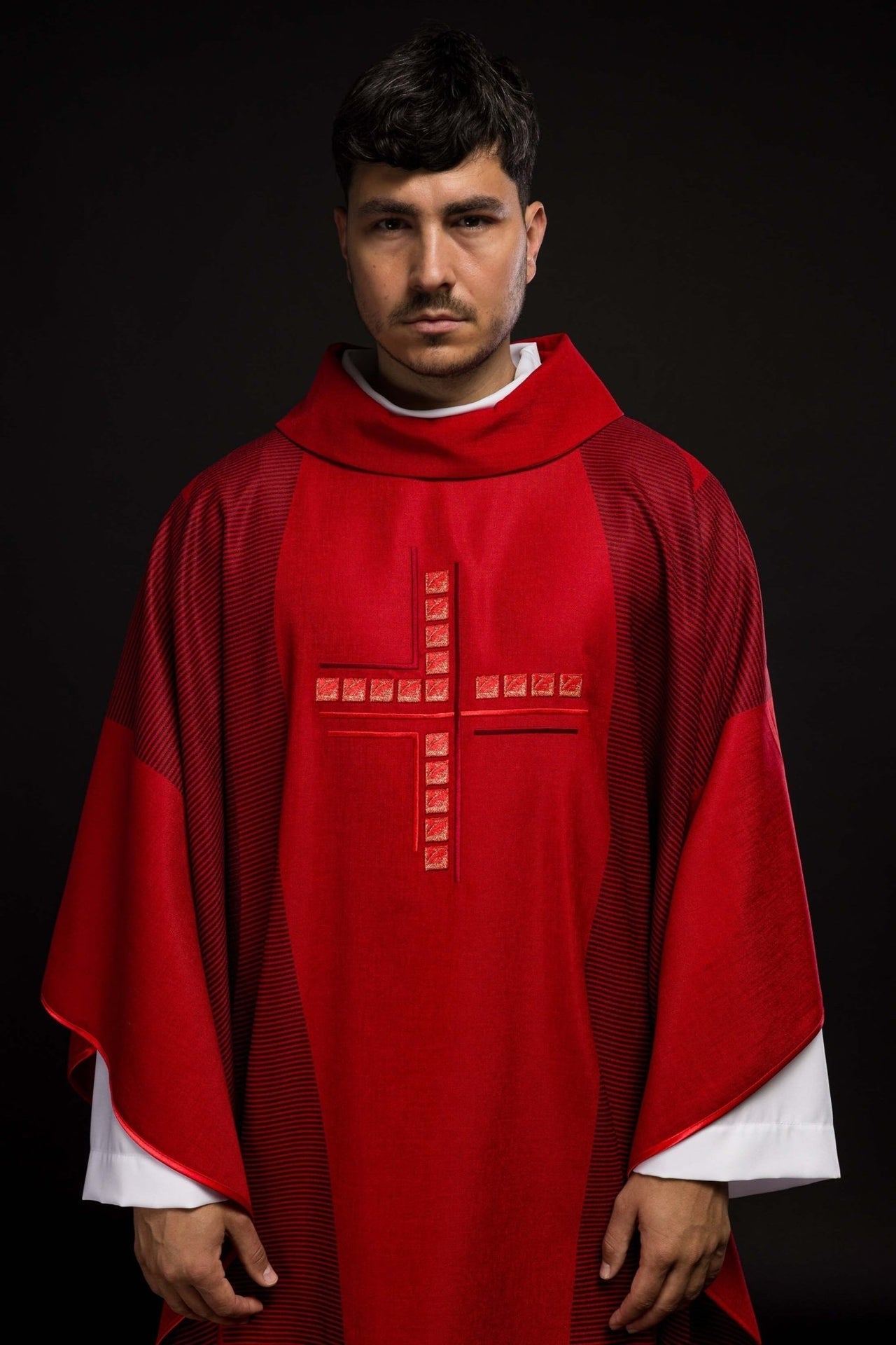 Ornat Czerwony z Haftowanym Krzyżem - Elegancki Strój Liturgiczny - SZATYLITURGICZNE.PL