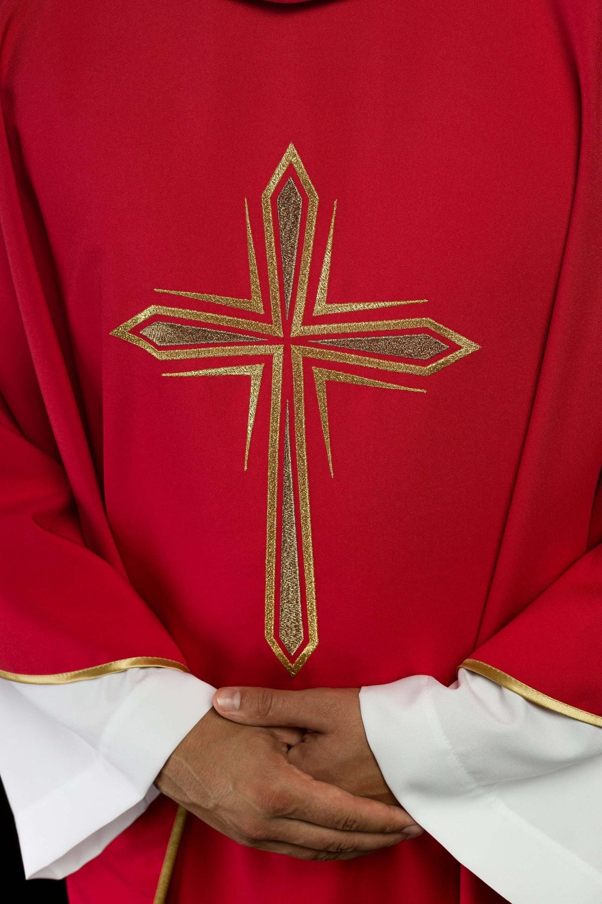 Ornat Czerwony z Haftowanym Krzyżem i Złotą Lamówką - SZATYLITURGICZNE.PL