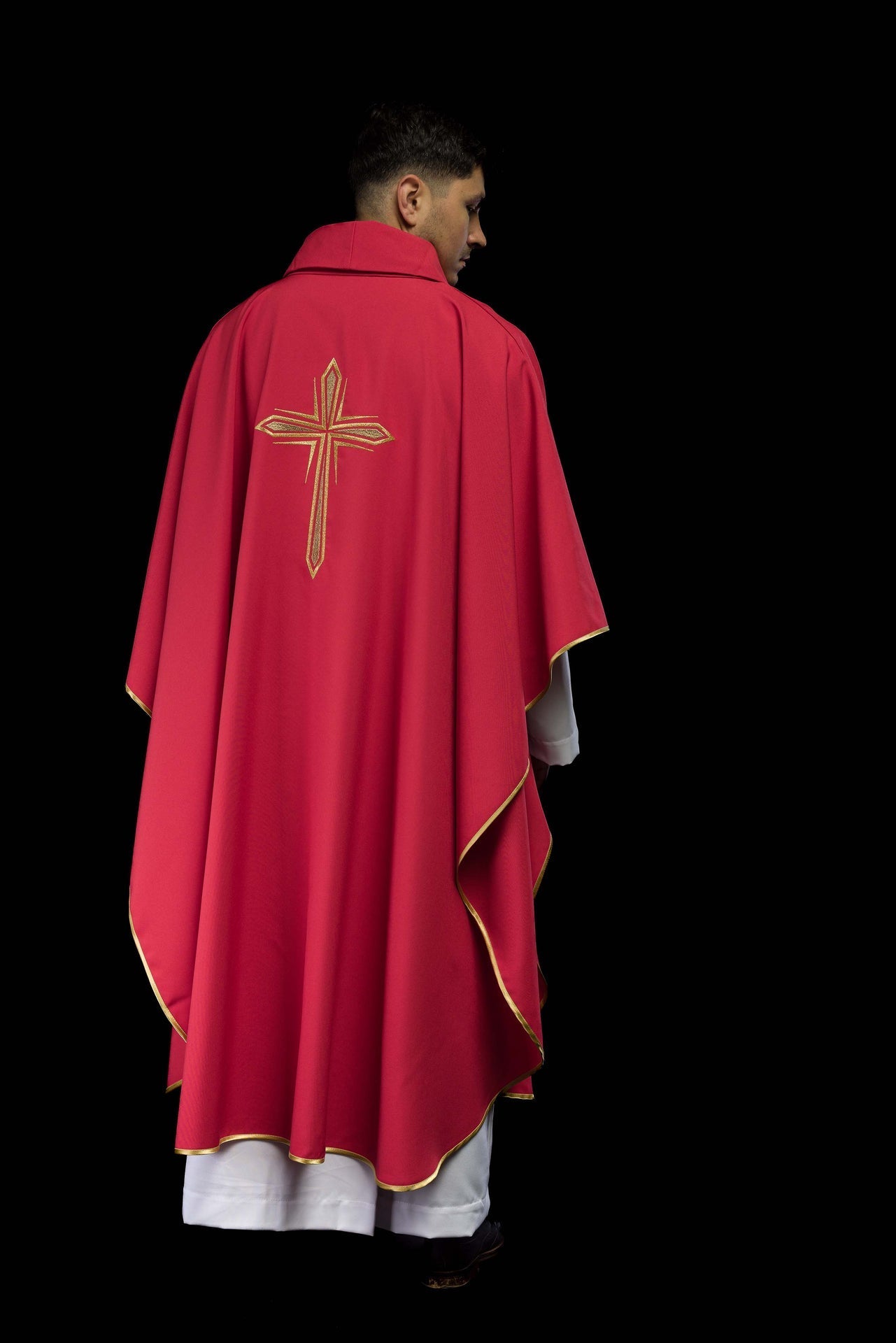 Ornat Czerwony z Haftowanym Krzyżem i Złotą Lamówką - SZATYLITURGICZNE.PL