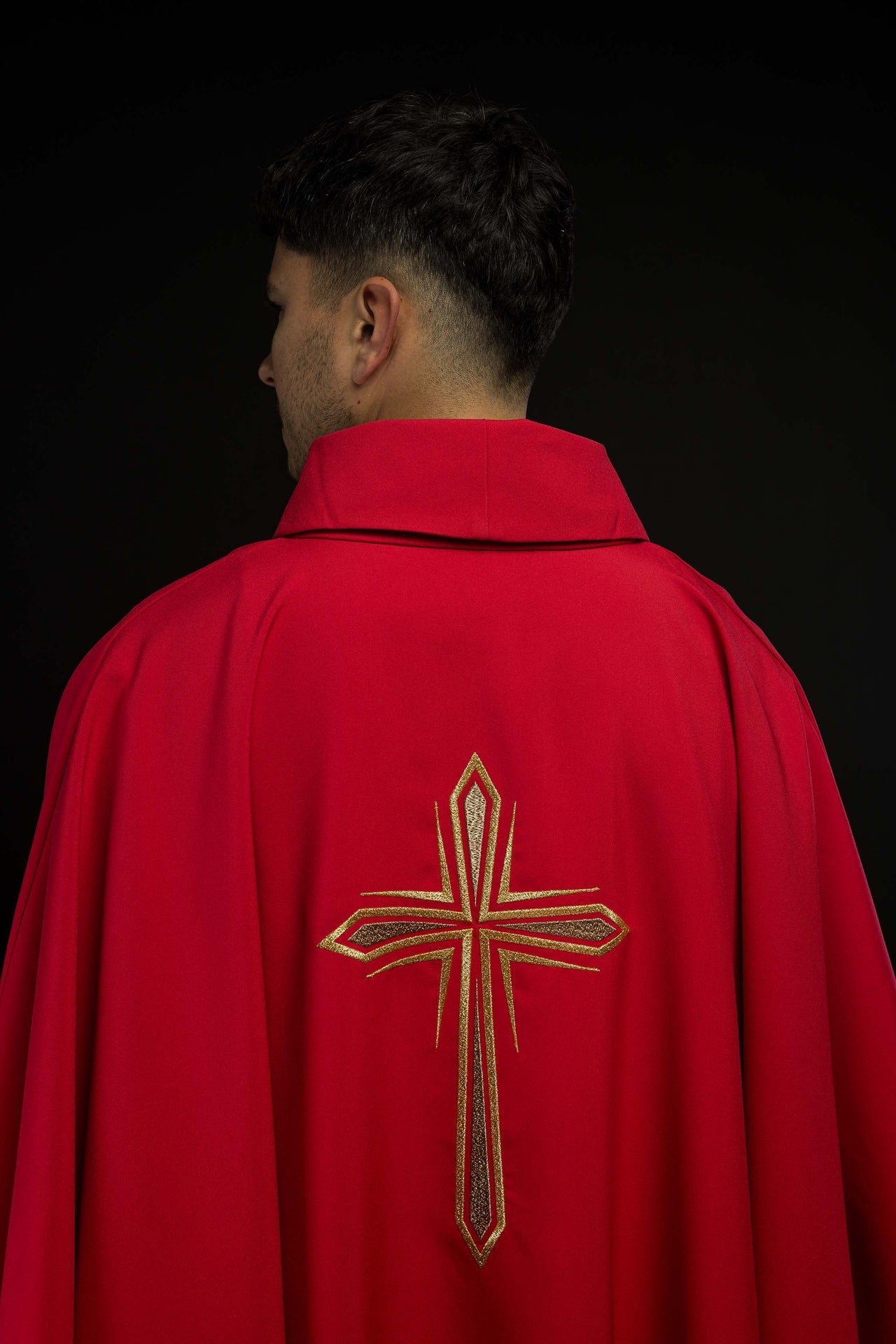 Ornat Czerwony z Haftowanym Krzyżem i Złotą Lamówką - SZATYLITURGICZNE.PL
