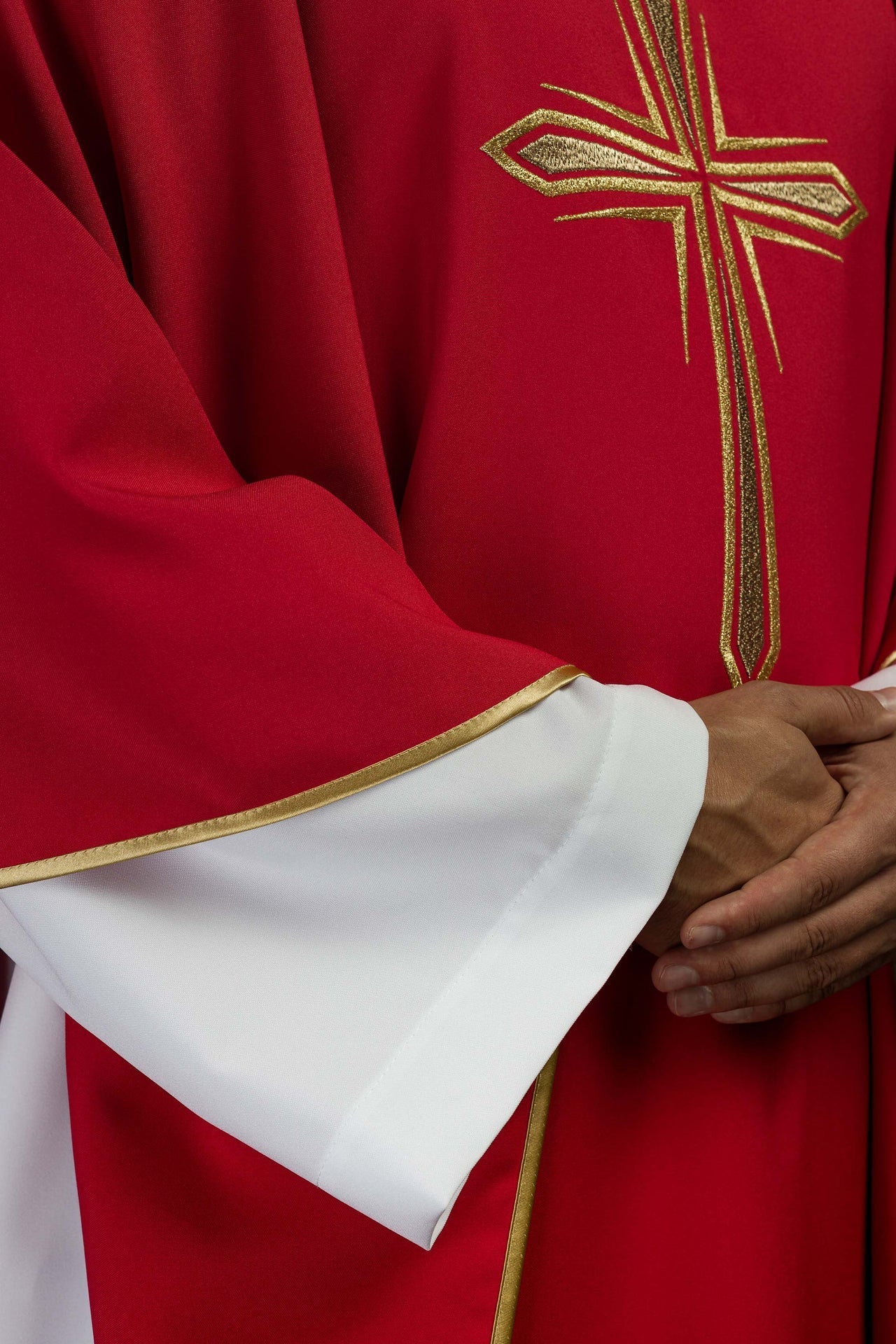 Ornat Czerwony z Haftowanym Krzyżem i Złotą Lamówką - SZATYLITURGICZNE.PL