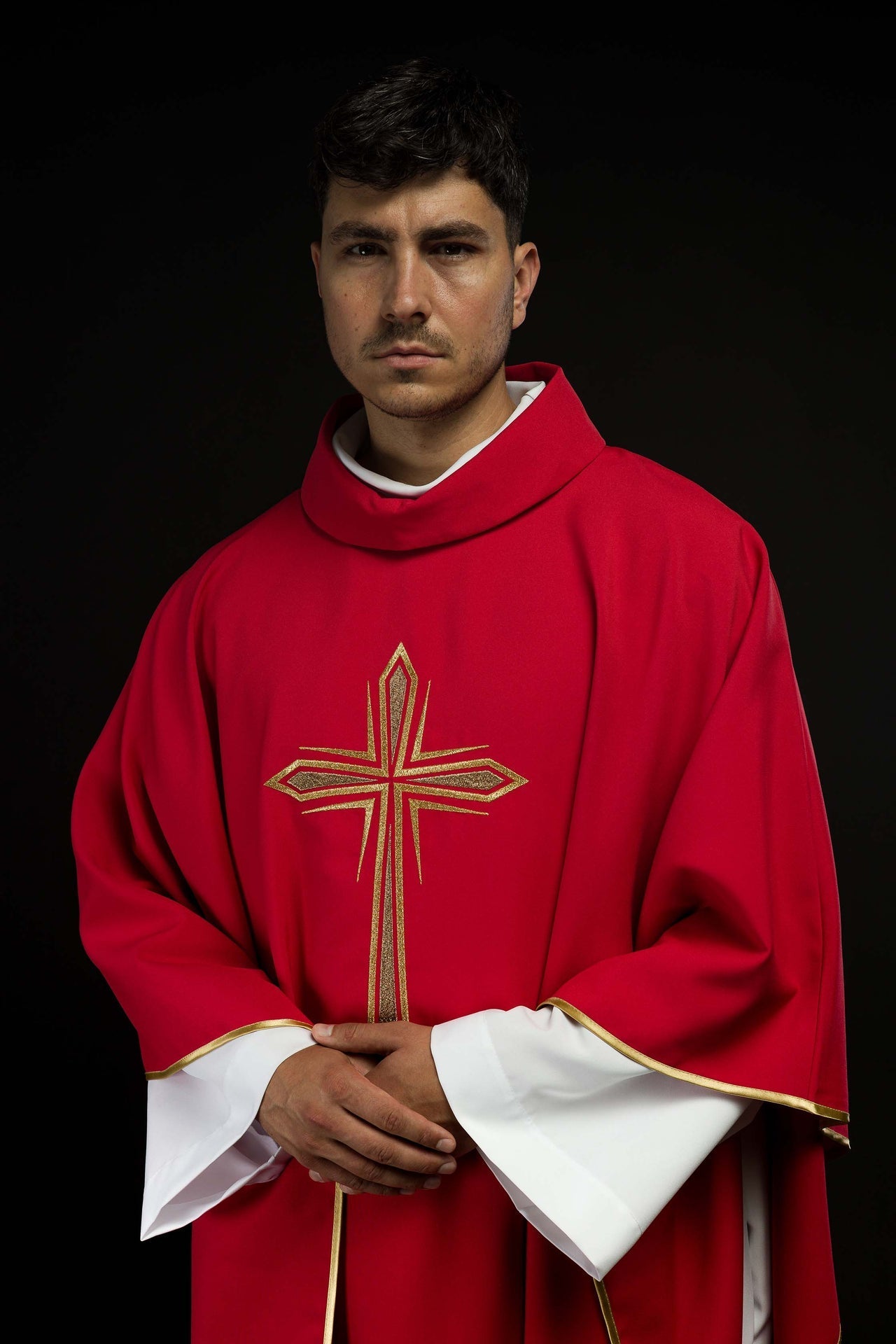 Ornat Czerwony z Haftowanym Krzyżem i Złotą Lamówką - SZATYLITURGICZNE.PL