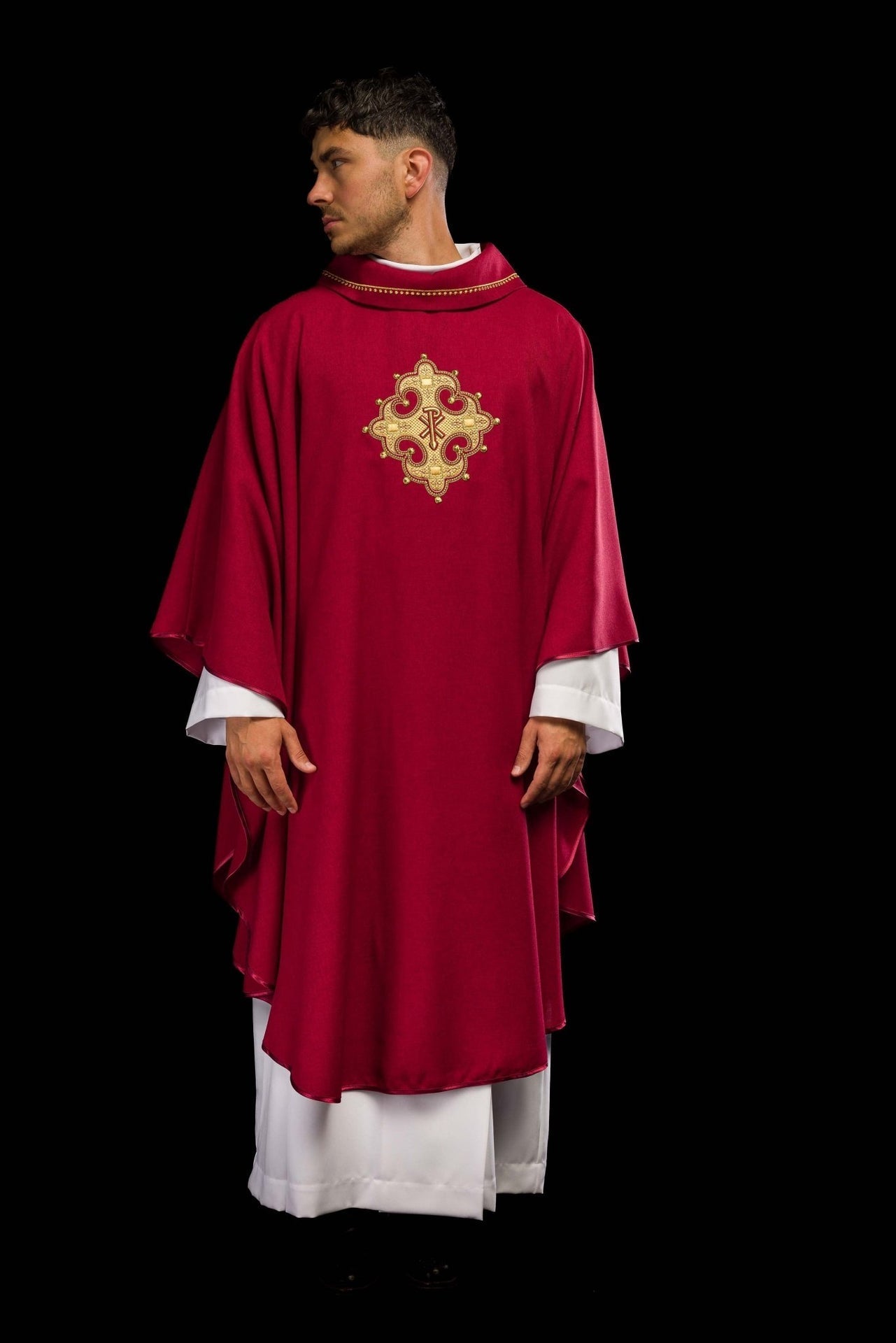 Ornat Czerwony z Haftowanym Krzyżem i Złotą Lamówką - Elanowełna, Polska Produkcja - SZATYLITURGICZNE.PL