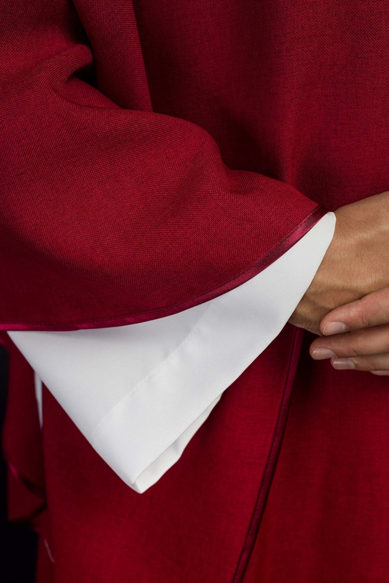 Ornat Czerwony z Haftowanym Krzyżem i Złotą Lamówką - Elanowełna, Polska Produkcja - SZATYLITURGICZNE.PL