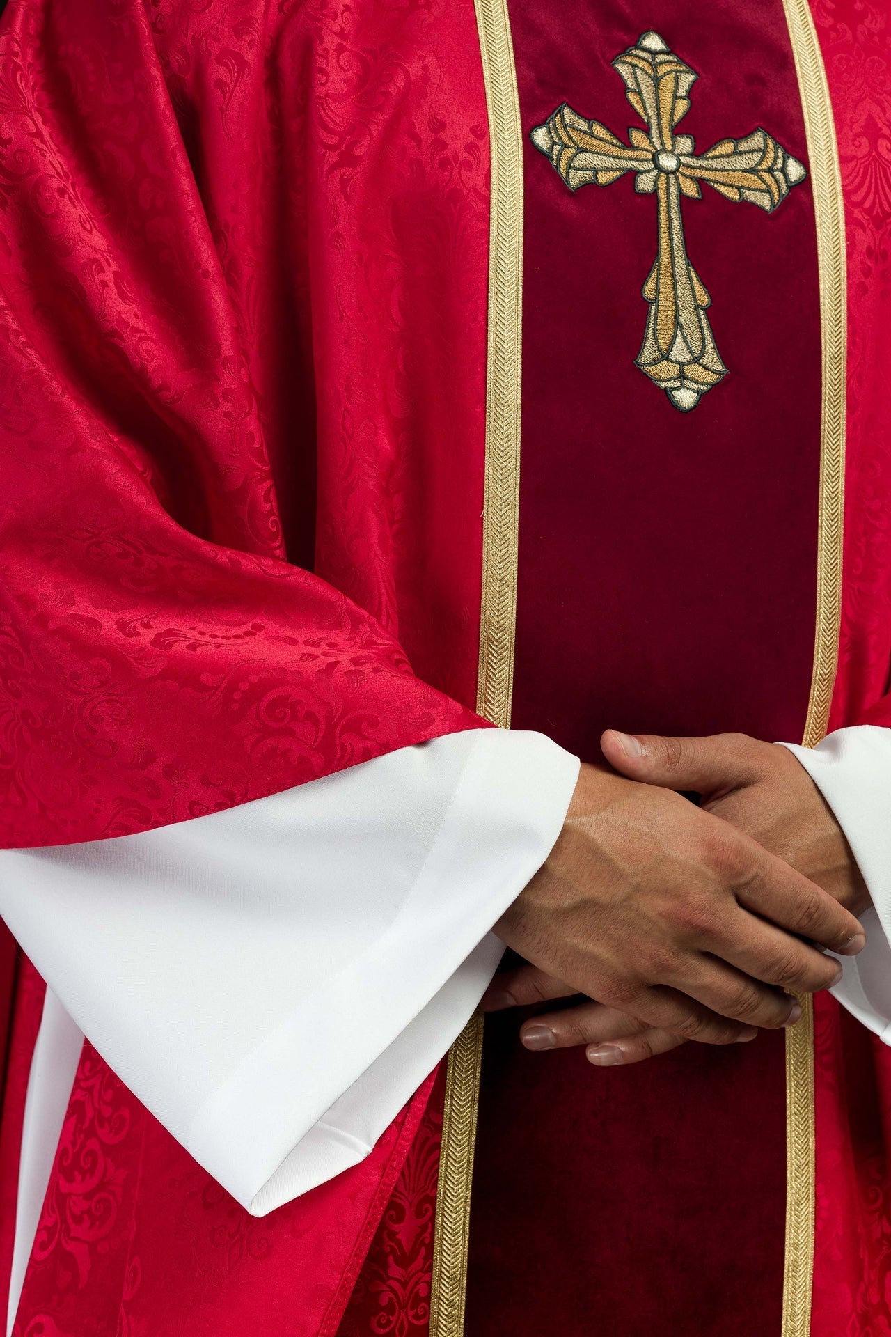 Ornat Czerwony z Haftowanym Krzyżem na Żakardzie - Szaty Liturgiczne - SZATYLITURGICZNE.PL