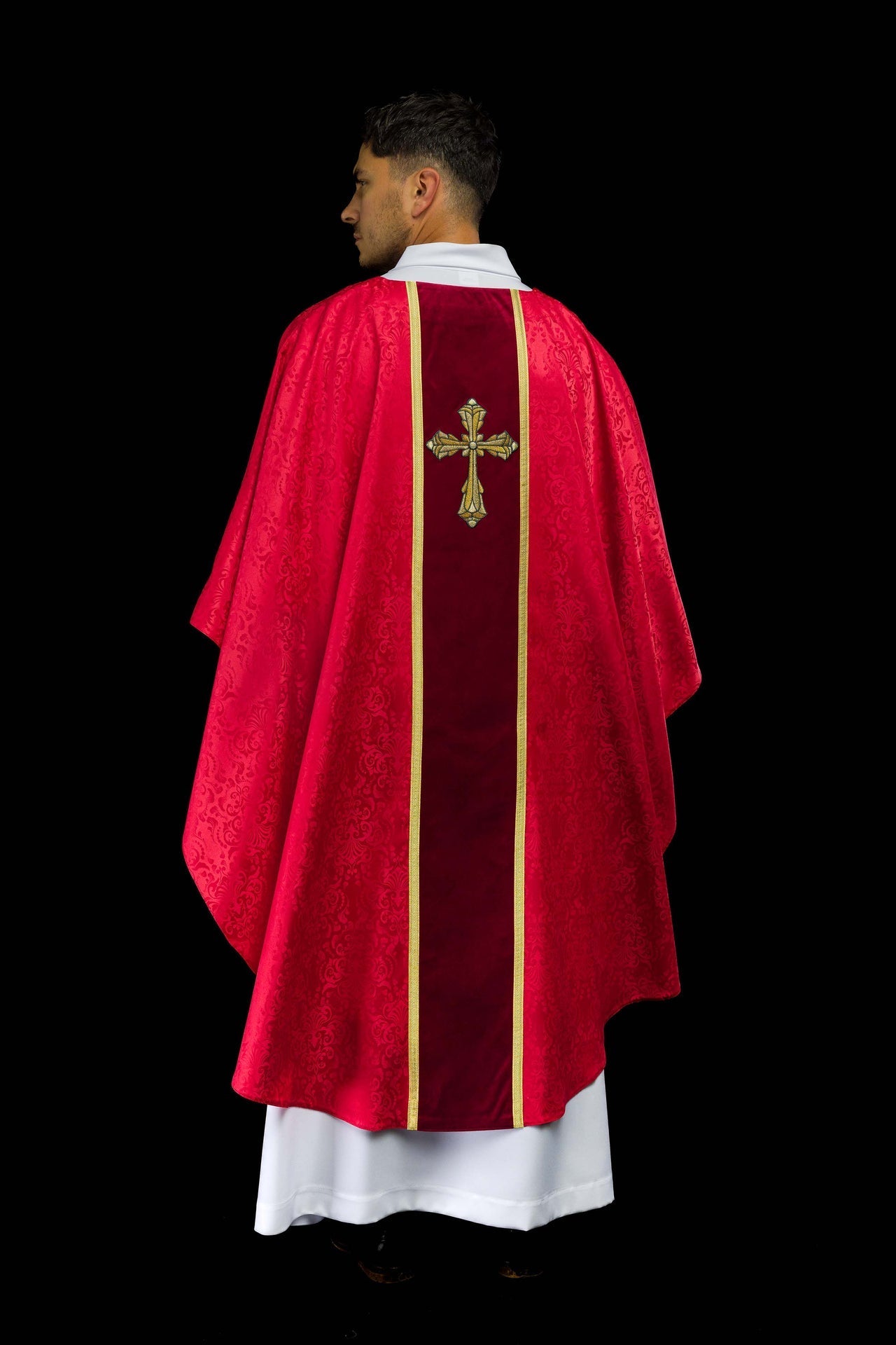 Ornat Czerwony z Haftowanym Krzyżem na Żakardzie - Szaty Liturgiczne - SZATYLITURGICZNE.PL