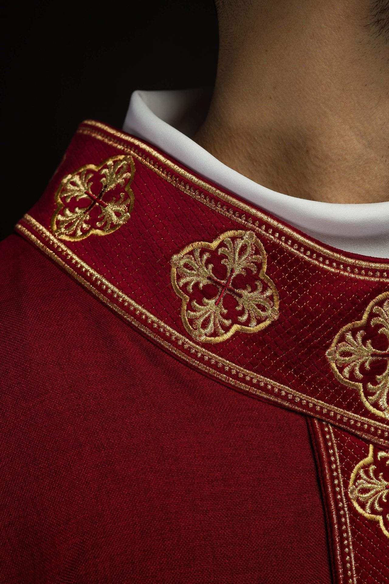 Ornat Czerwony z Haftowanym Pasem Krzyże - Polska Produkcja - SZATYLITURGICZNE.PL