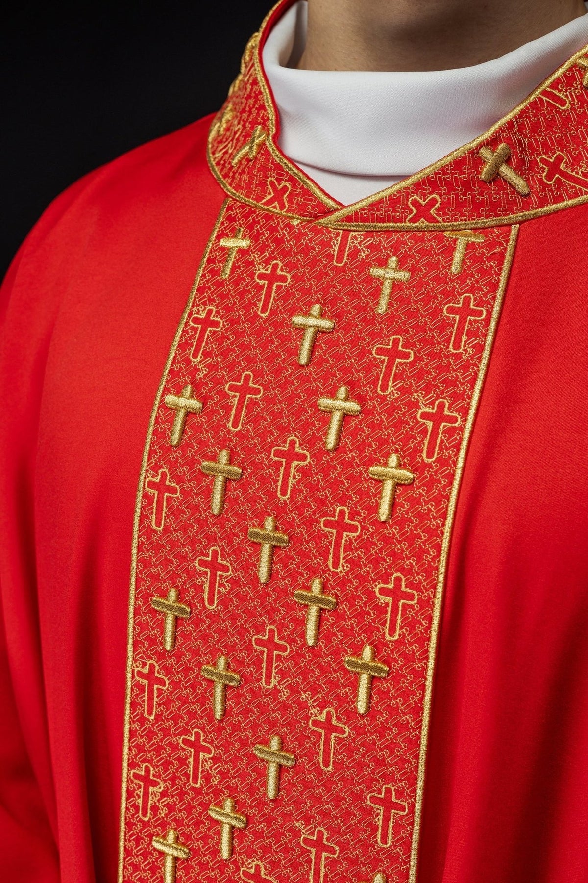 Ornat Czerwony z Haftowanymi Krzyżami - Elegancki Strój Liturgiczny - SZATYLITURGICZNE.PL