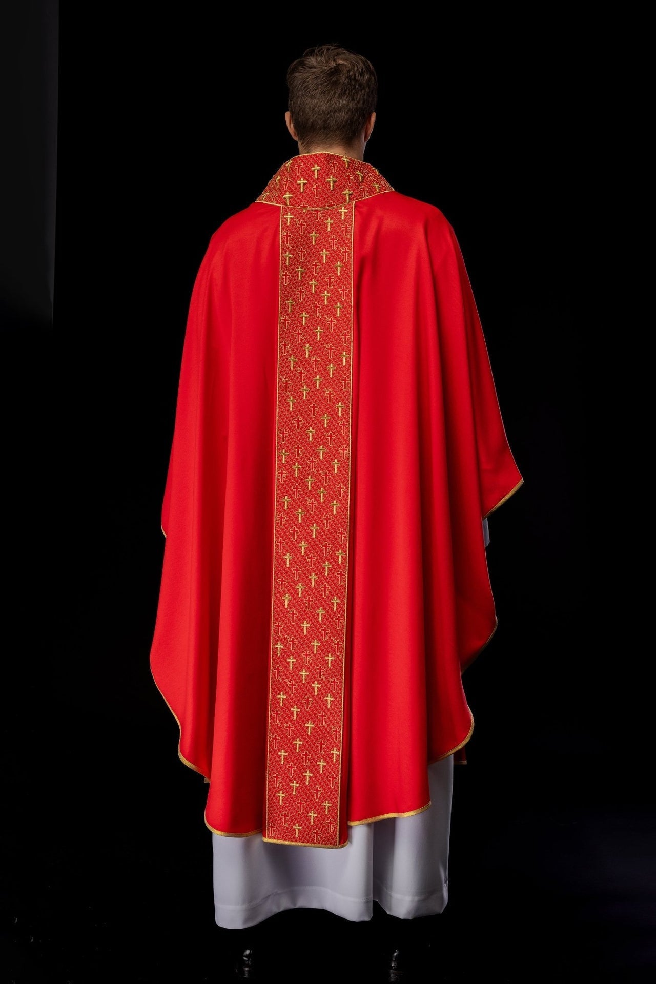 Ornat Czerwony z Haftowanymi Krzyżami - Elegancki Strój Liturgiczny - SZATYLITURGICZNE.PL