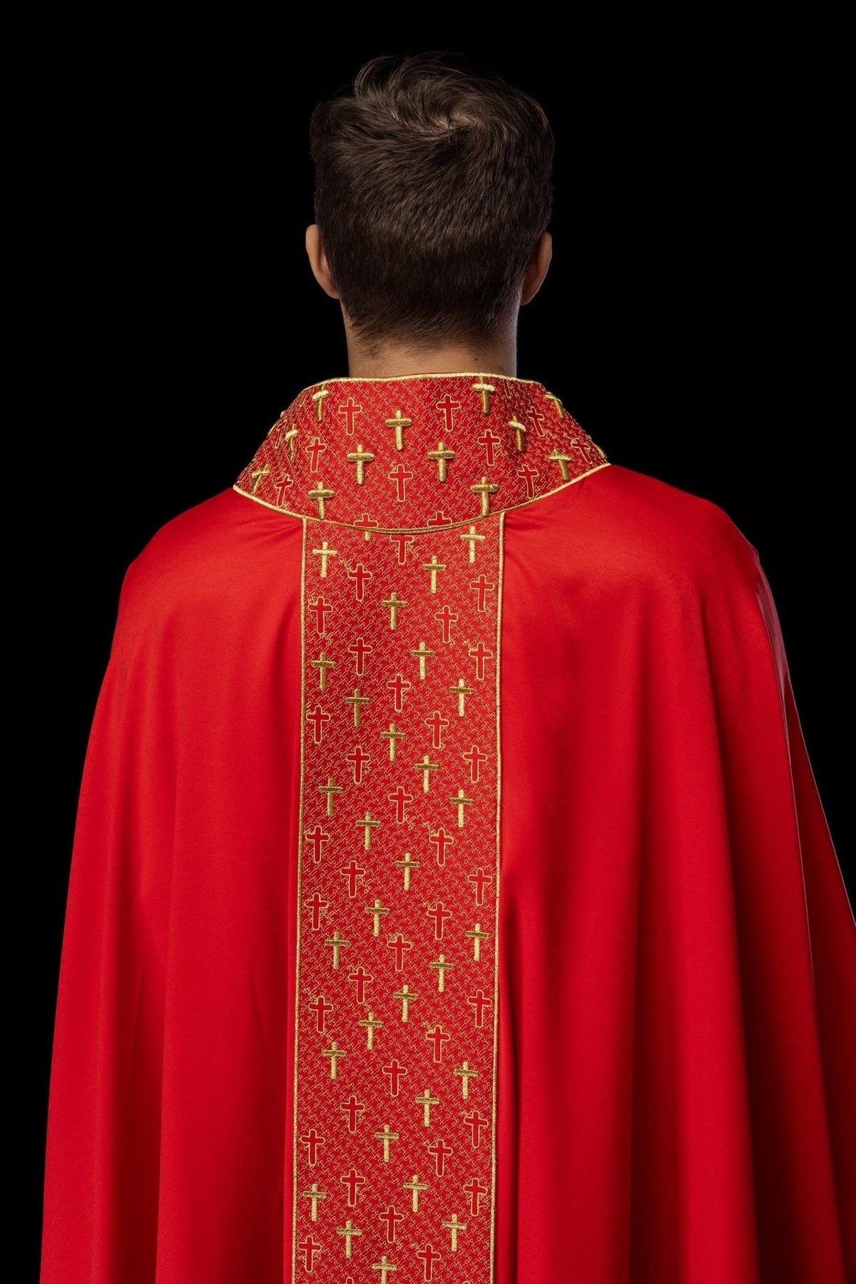 Ornat Czerwony z Haftowanymi Krzyżami - Elegancki Strój Liturgiczny - SZATYLITURGICZNE.PL