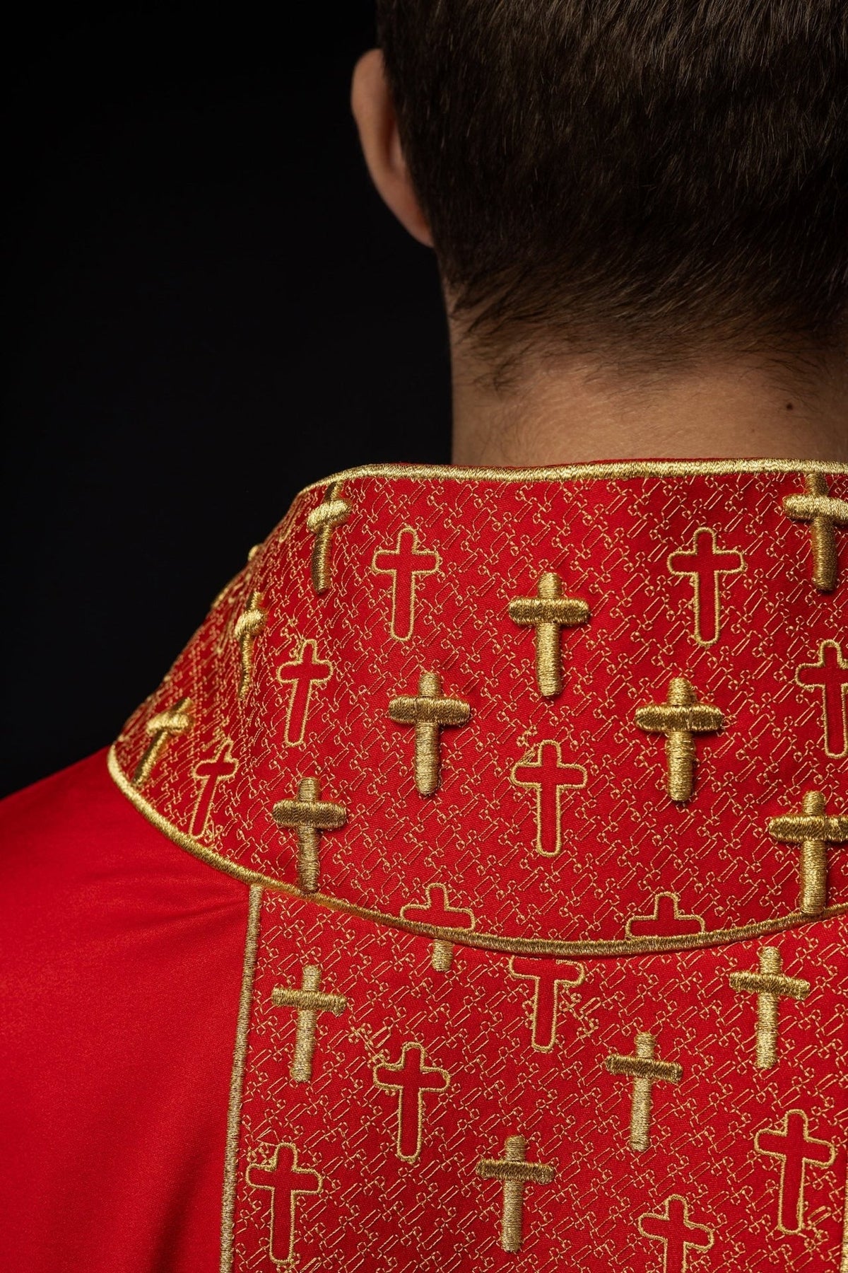 Ornat Czerwony z Haftowanymi Krzyżami - Elegancki Strój Liturgiczny - SZATYLITURGICZNE.PL