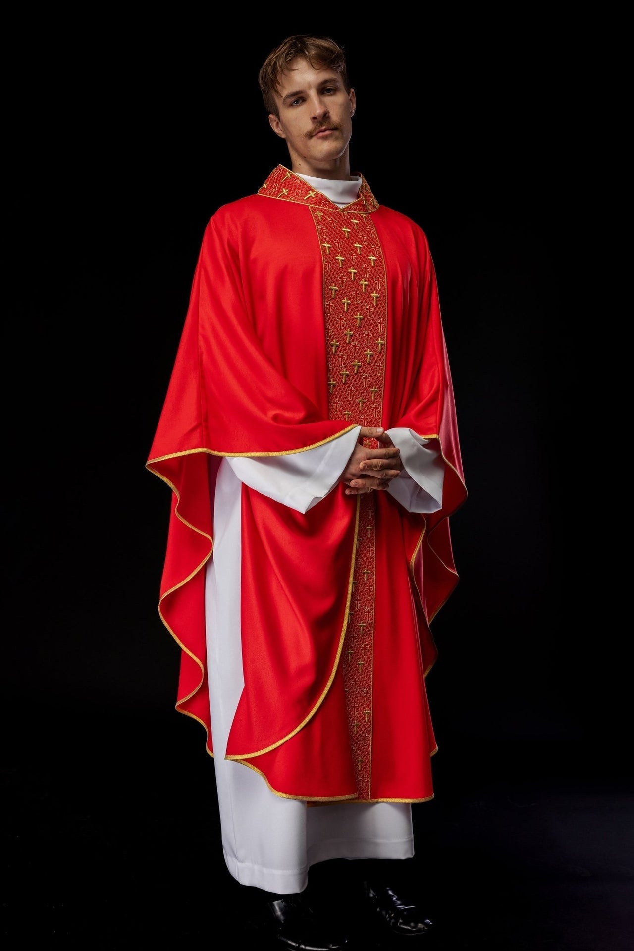 Ornat Czerwony z Haftowanymi Krzyżami - Elegancki Strój Liturgiczny - SZATYLITURGICZNE.PL