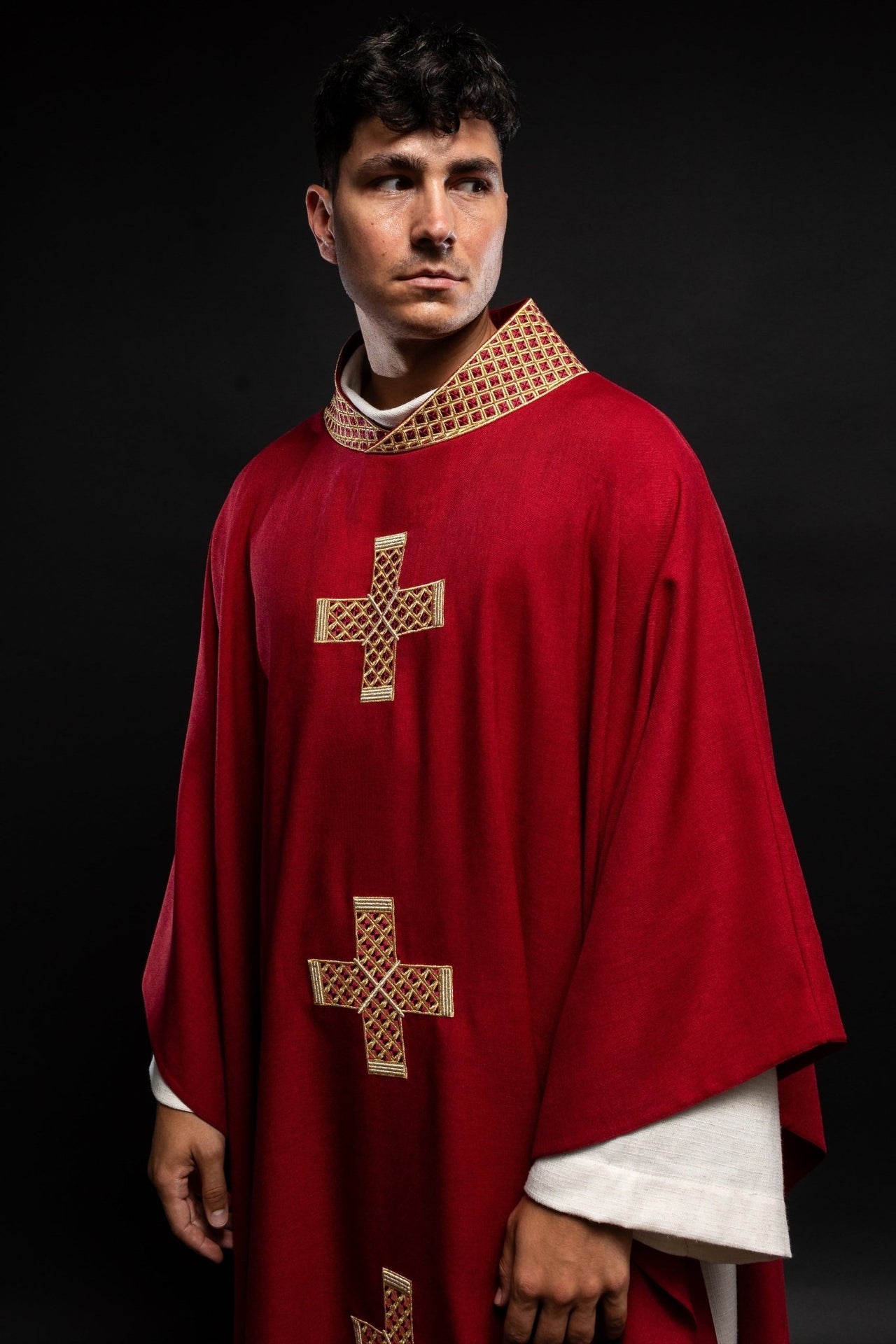 Ornat Czerwony z Haftowanymi Krzyżami i Kołnierzem - Polski Produkt - SZATYLITURGICZNE.PL