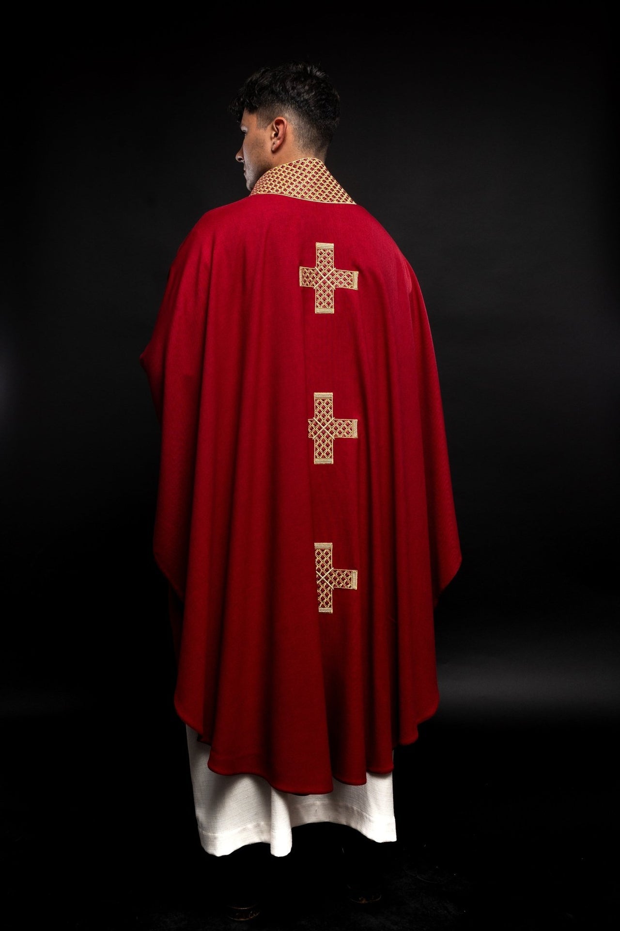 Ornat Czerwony z Haftowanymi Krzyżami i Kołnierzem - Polski Produkt - SZATYLITURGICZNE.PL