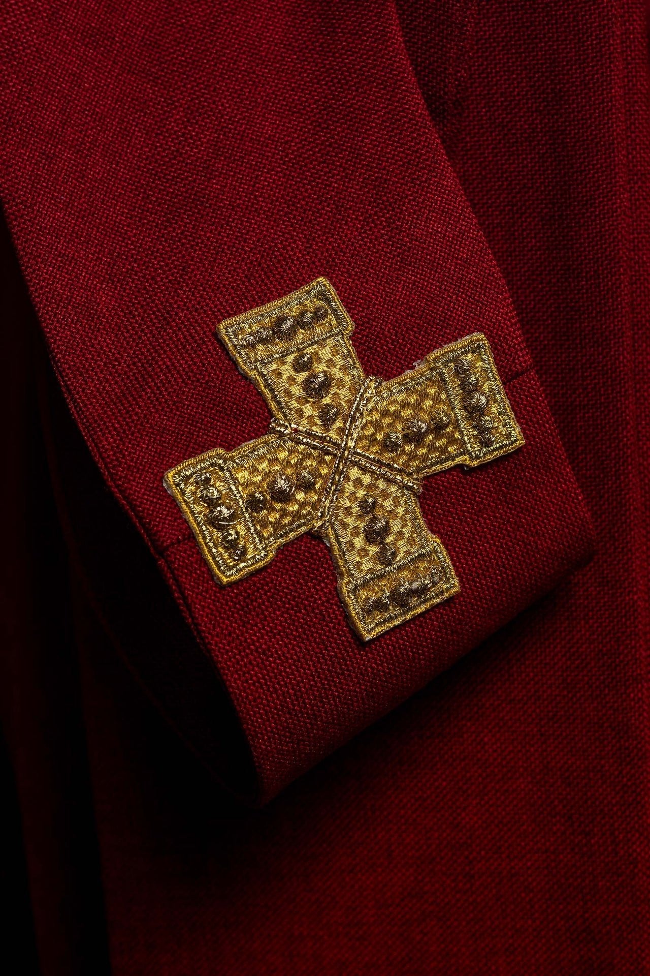 Ornat Czerwony z Haftowanymi Krzyżami i Złotą Lamówką - SZATYLITURGICZNE.PL