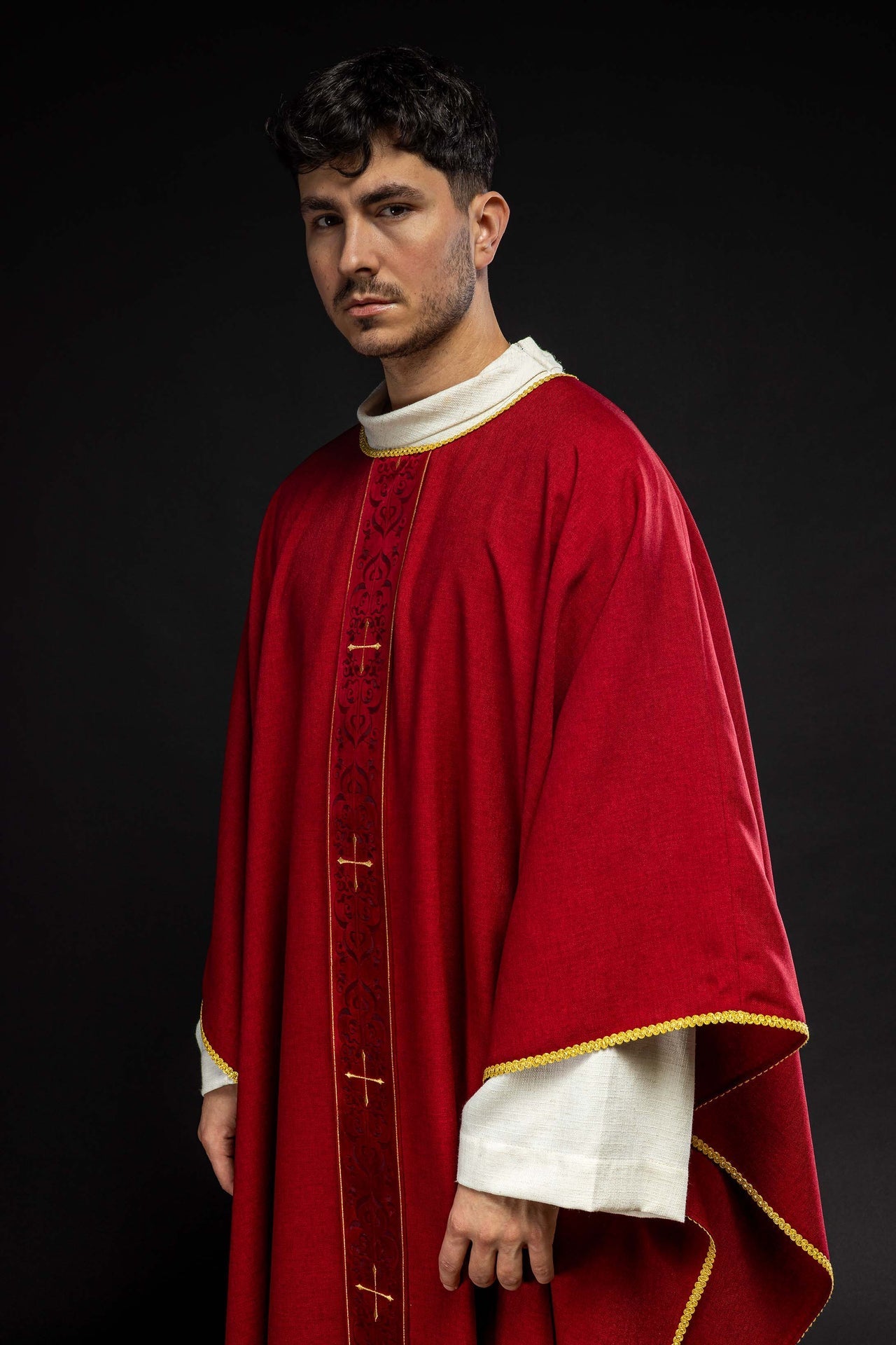 Ornat Czerwony z Haftowanymi Krzyżami i Złotą Lamówką - SZATYLITURGICZNE.PL