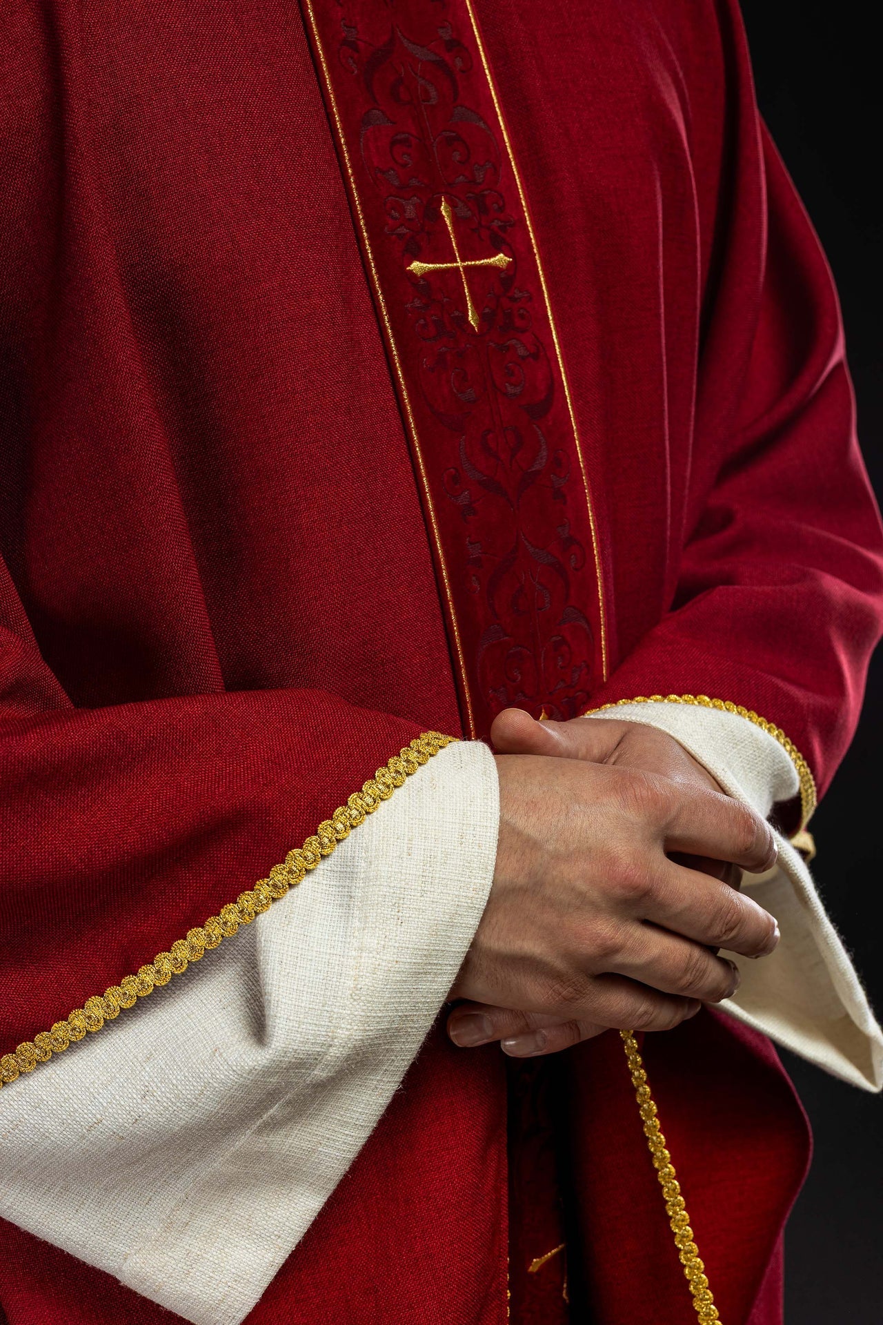 Ornat Czerwony z Haftowanymi Krzyżami i Złotą Lamówką - SZATYLITURGICZNE.PL