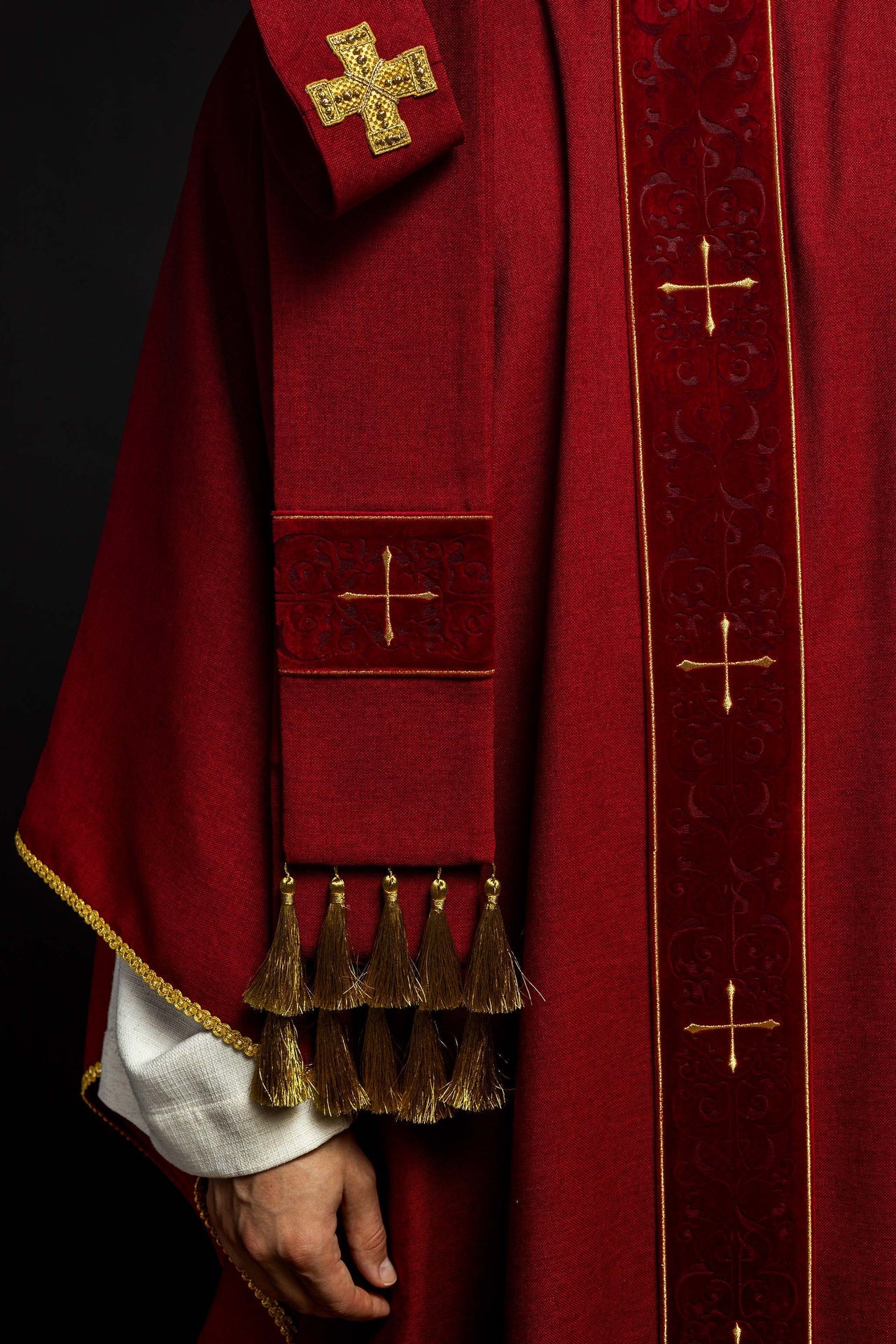 Ornat Czerwony z Haftowanymi Krzyżami i Złotą Lamówką - SZATYLITURGICZNE.PL