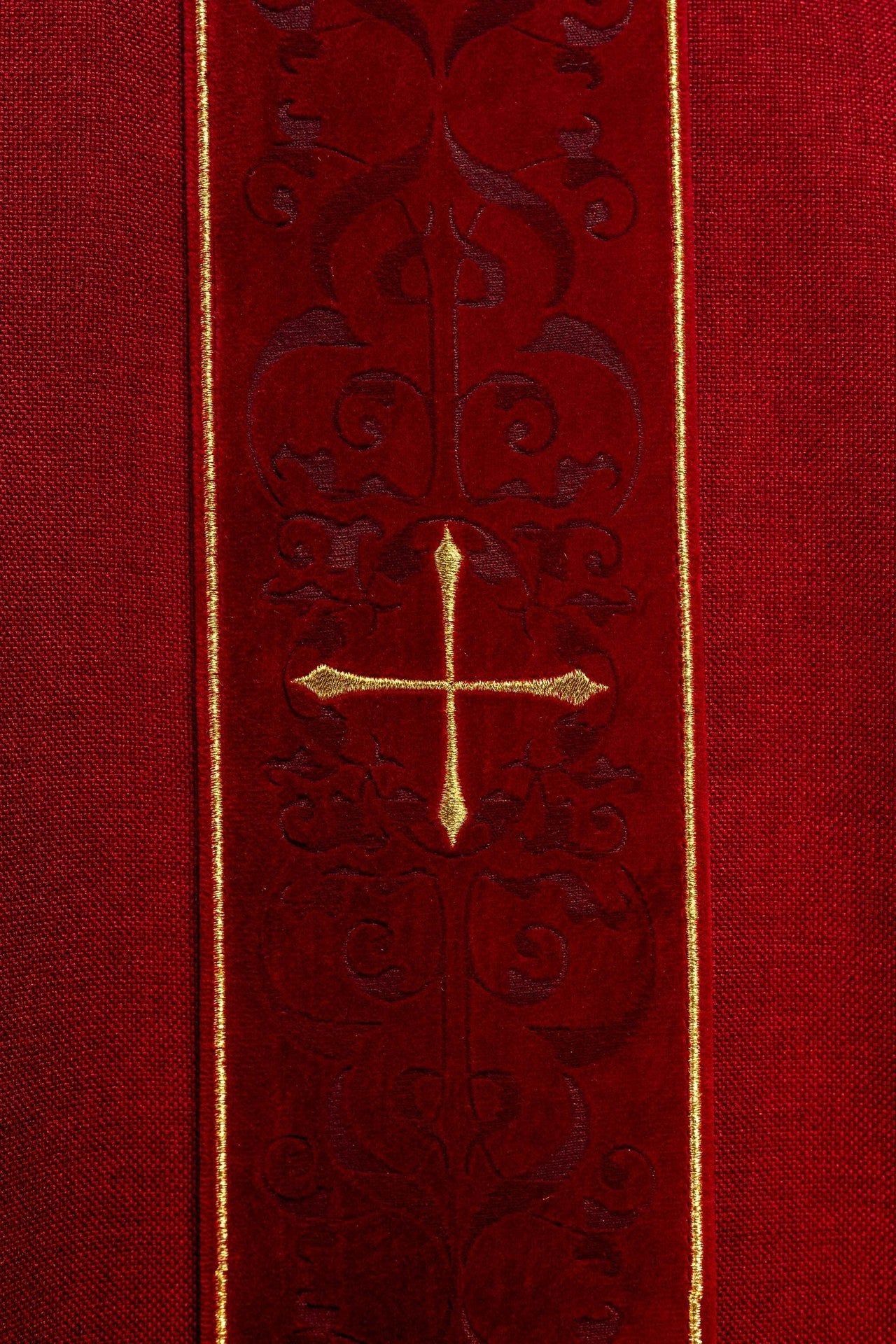 Ornat Czerwony z Haftowanymi Krzyżami i Złotą Lamówką - SZATYLITURGICZNE.PL