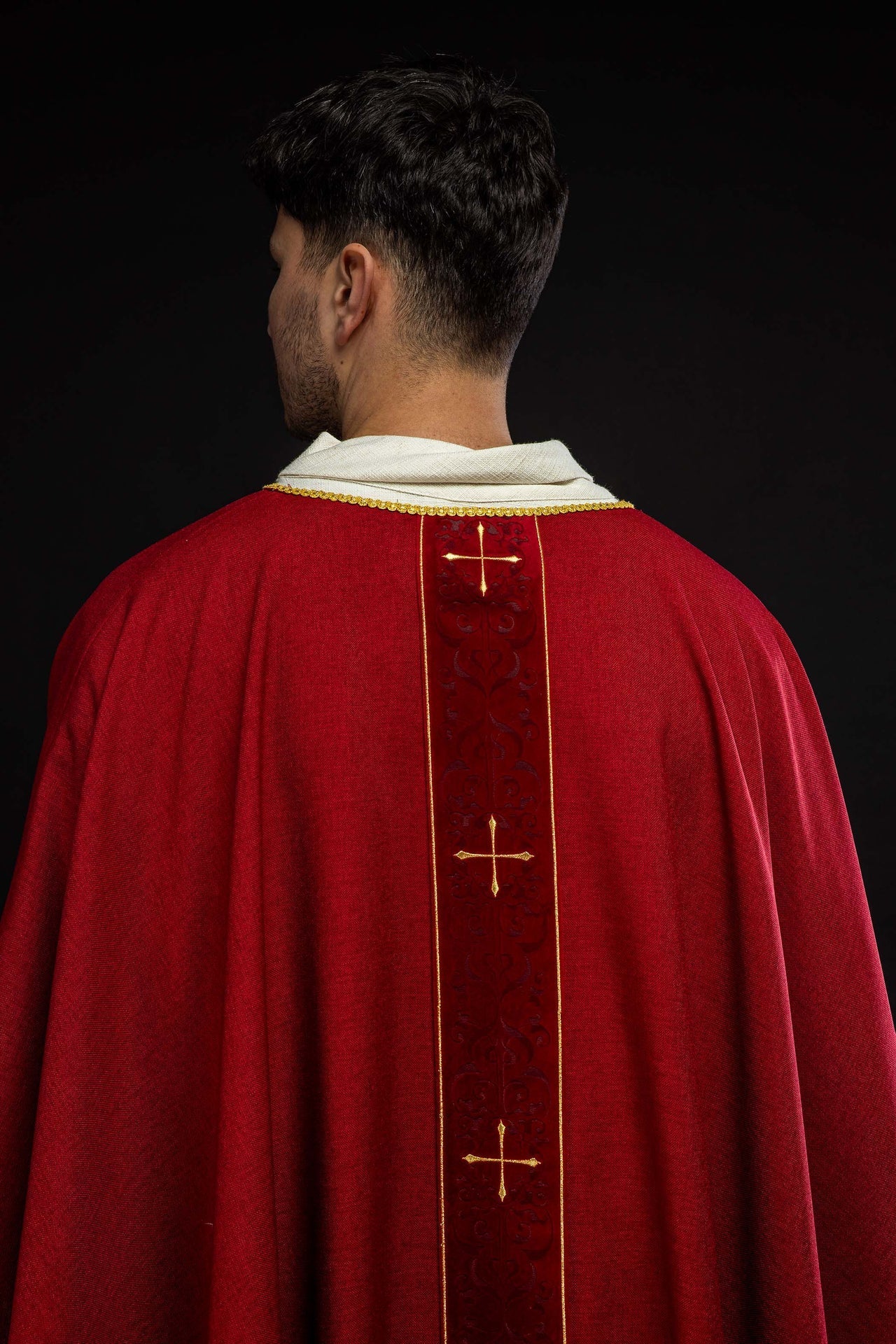 Ornat Czerwony z Haftowanymi Krzyżami i Złotą Lamówką - SZATYLITURGICZNE.PL