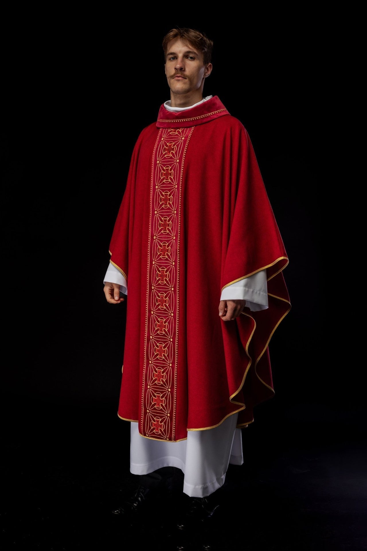 Ornat Czerwony z Krzyżami - Elegancka Szata Liturgiczna Polska Produkcja - SZATYLITURGICZNE.PL