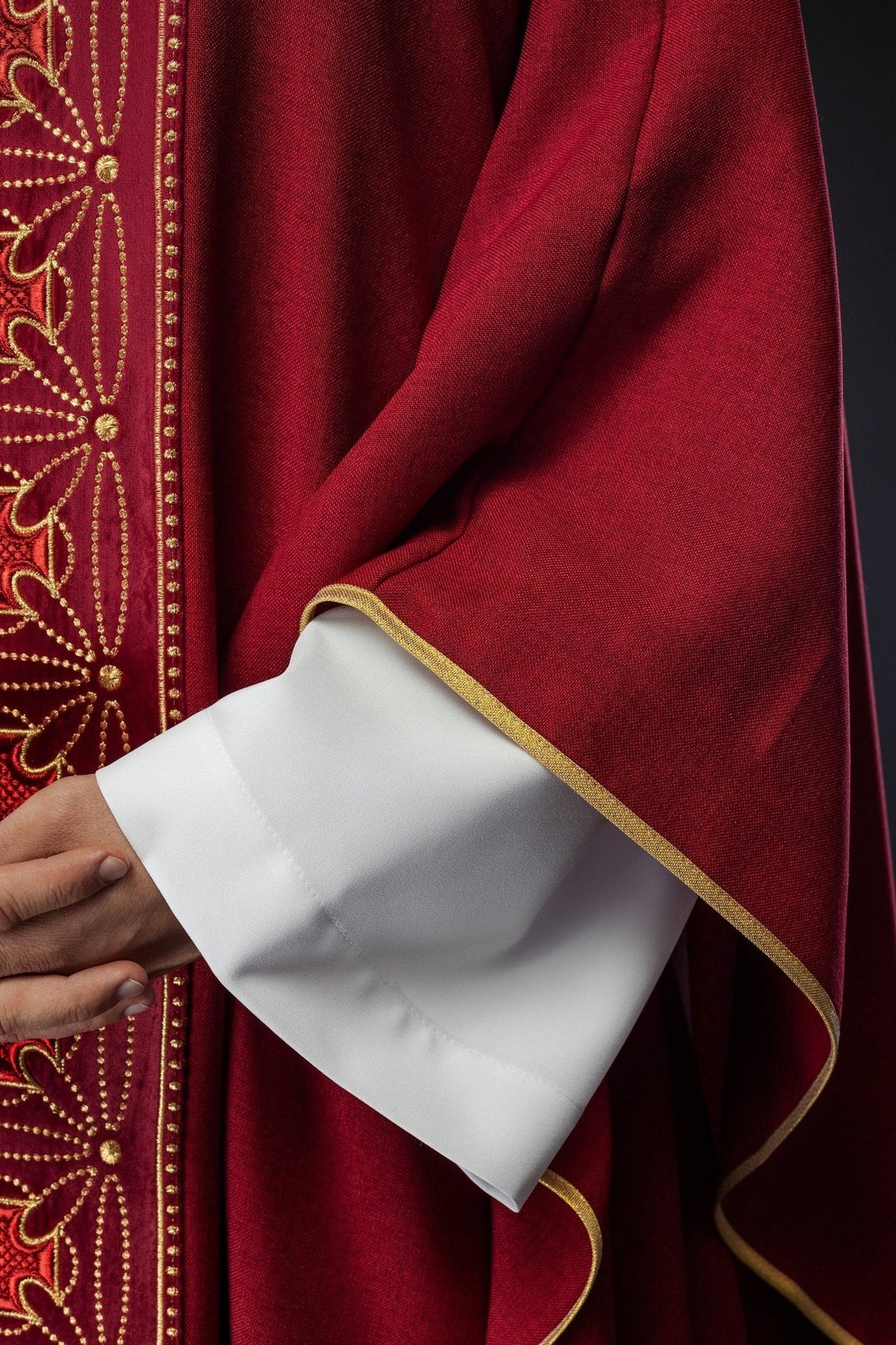 Ornat Czerwony z Krzyżami - Elegancka Szata Liturgiczna Polska Produkcja - SZATYLITURGICZNE.PL