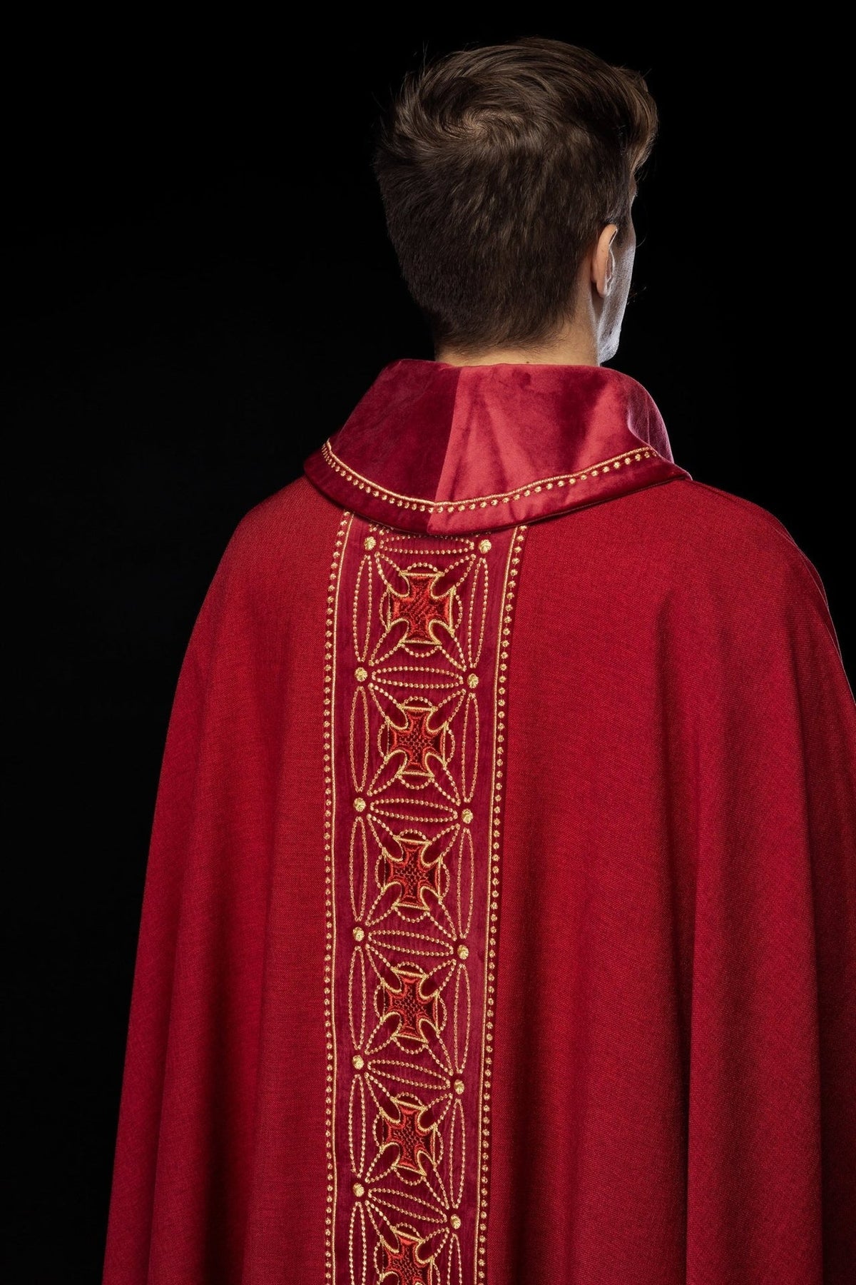 Ornat Czerwony z Krzyżami - Elegancka Szata Liturgiczna Polska Produkcja - SZATYLITURGICZNE.PL