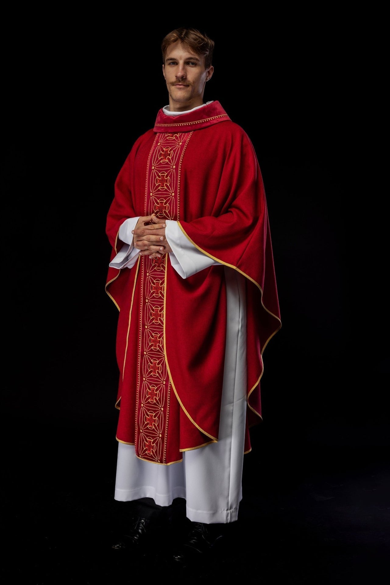 Ornat Czerwony z Krzyżami - Elegancka Szata Liturgiczna Polska Produkcja - SZATYLITURGICZNE.PL